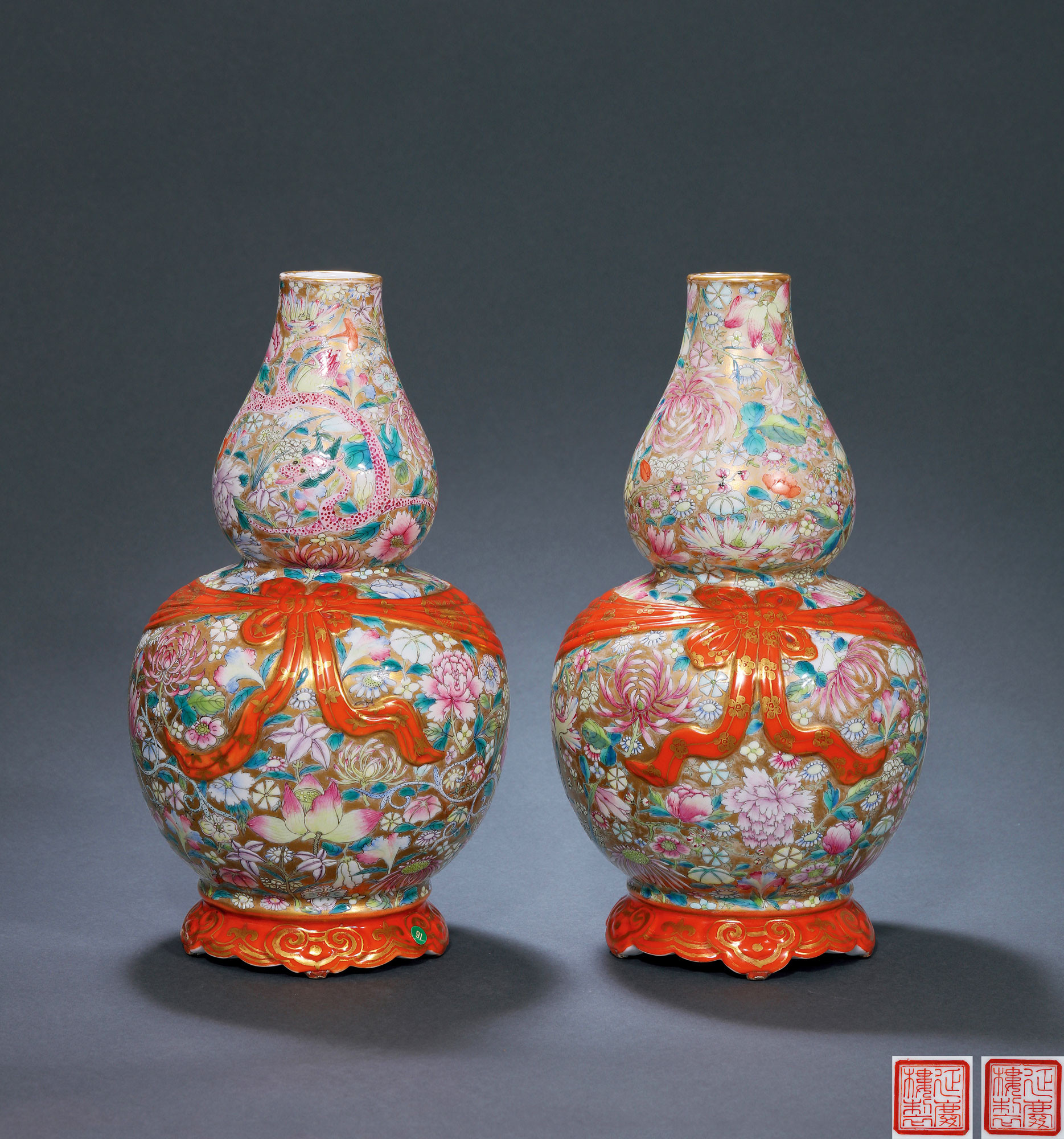 A PAIR OF FAMILLE-ROSE AND GILTED VASE IN SHAPE OF DOUBLE-GOURD WITH FLOWER DESIGN
