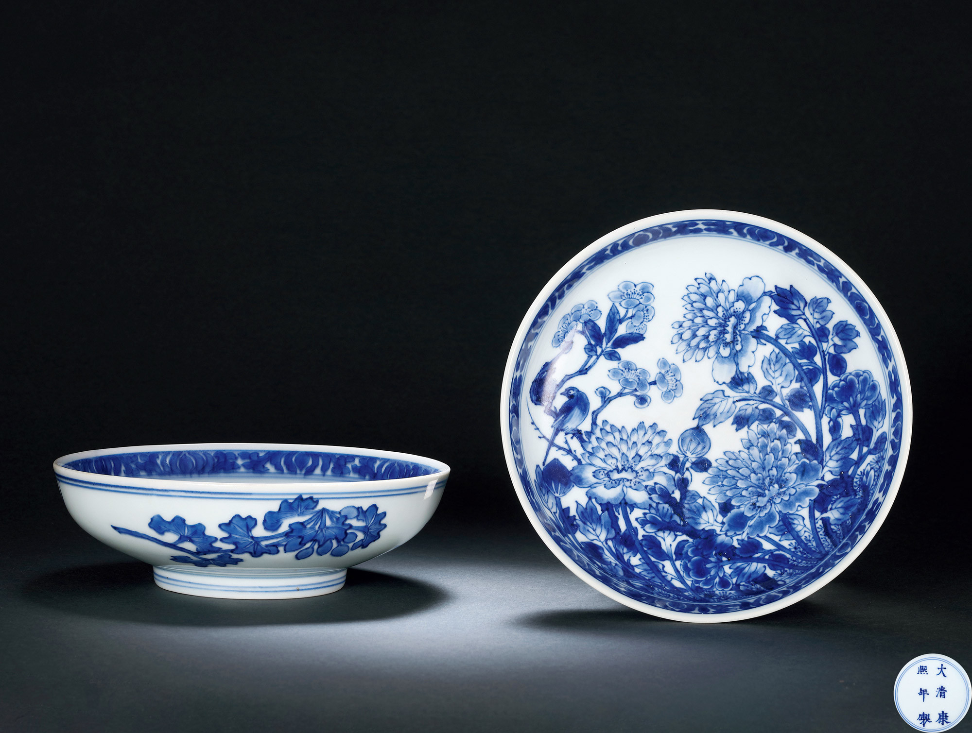 A PAIR OF BLUE AND WHITE PLATE WITH FLOWER AND BIRDS DESIGN