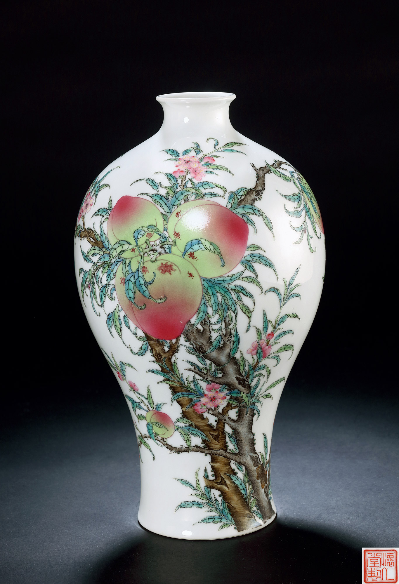 A FAMILLE-ROSE VASE WITH PEACH DESIGN
