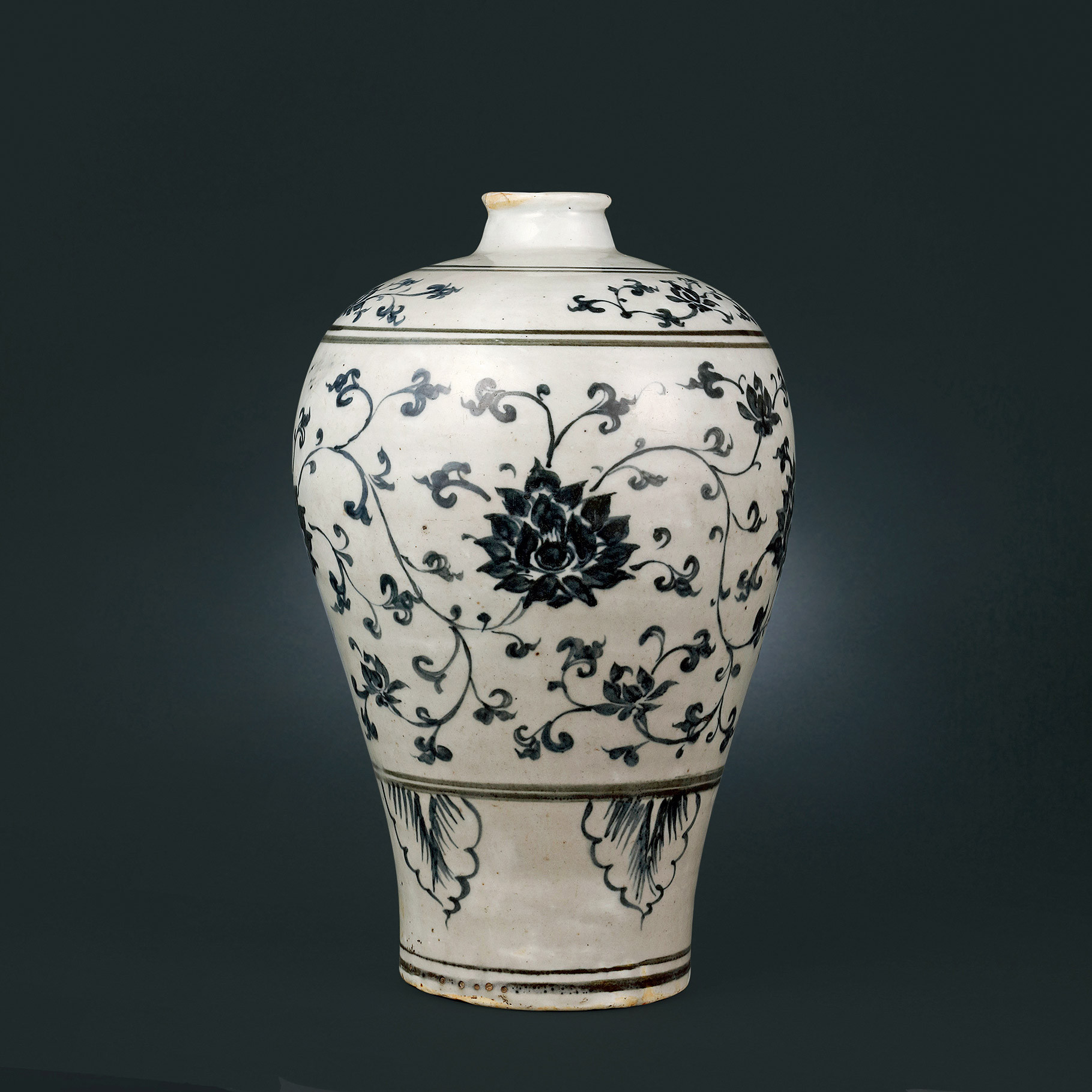 A BLUE AND WHITE PLUM VASE WITH FLOWER DESIGN