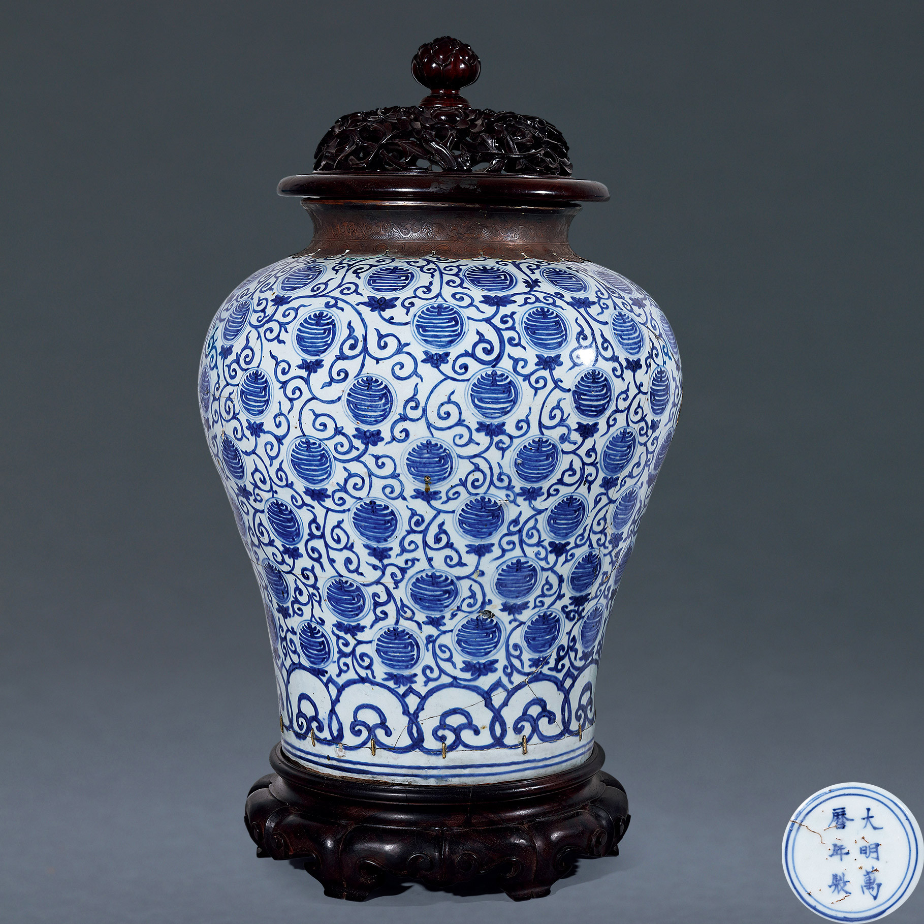 A BLUE AND WHITE URN WITH‘LONGEVITY’DESIGN