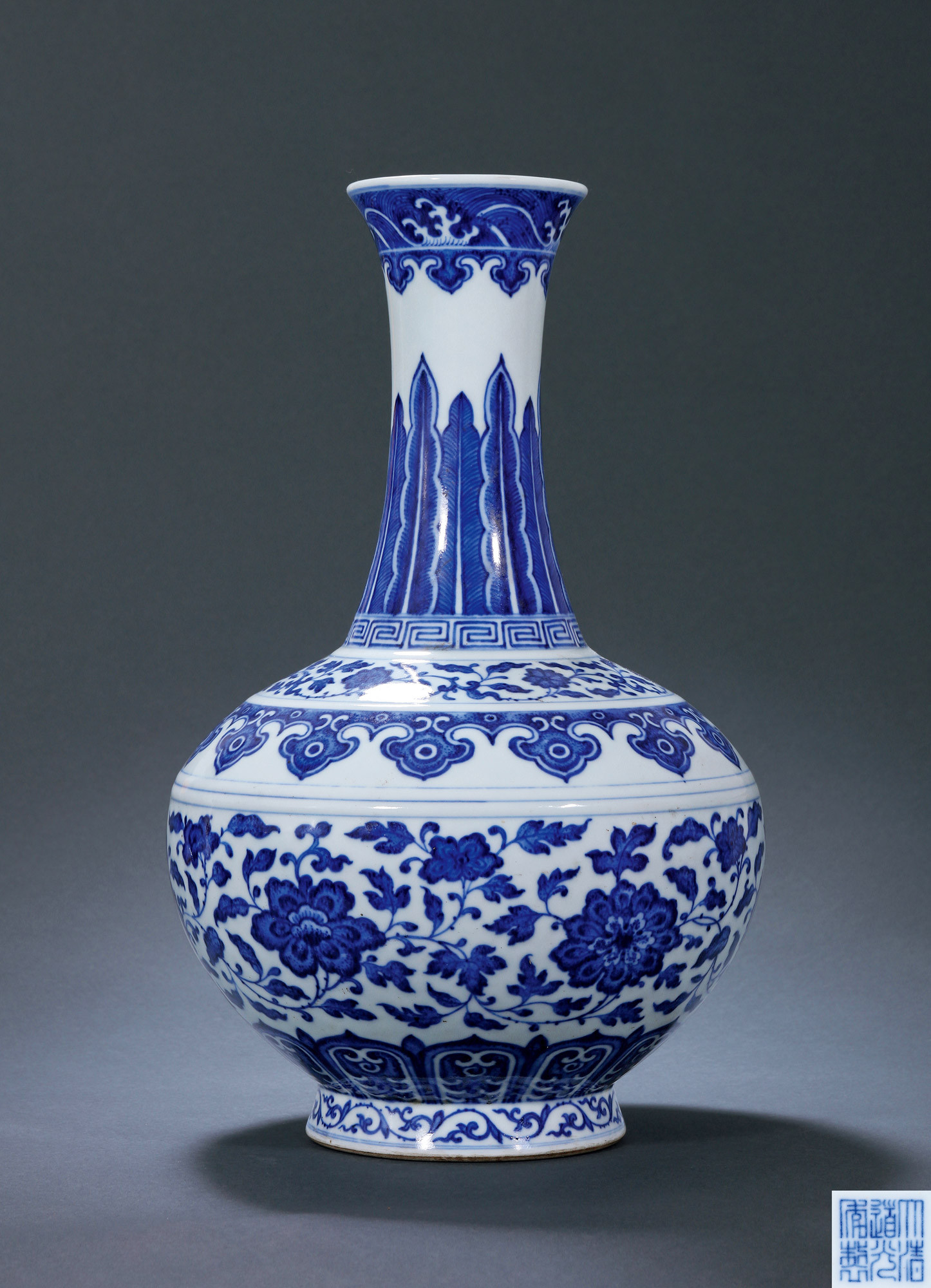 A BLUE AND WHITE VASE WITH FLOWERS DESIGN