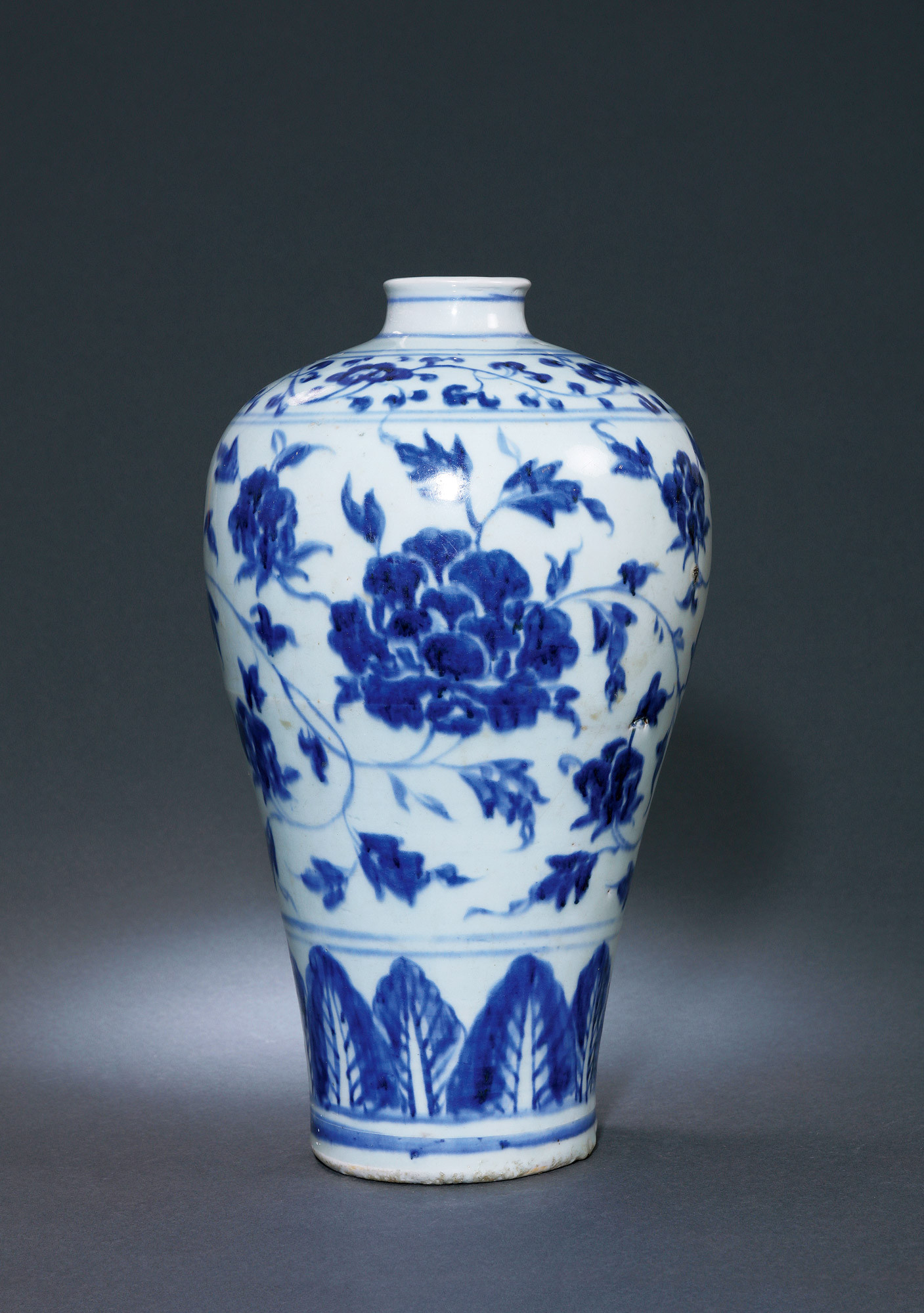 A BLUE AND WHITE PLUM VASE WITH FLOWER DESIGN