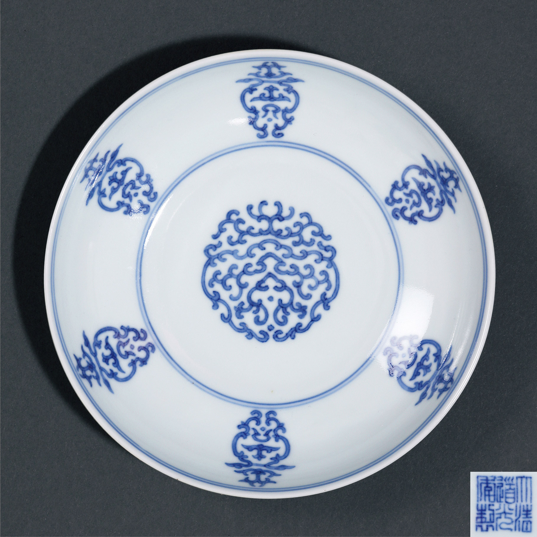 A BLUE AND WHITE PLATE WITH‘LONGEVITY’DESIGN