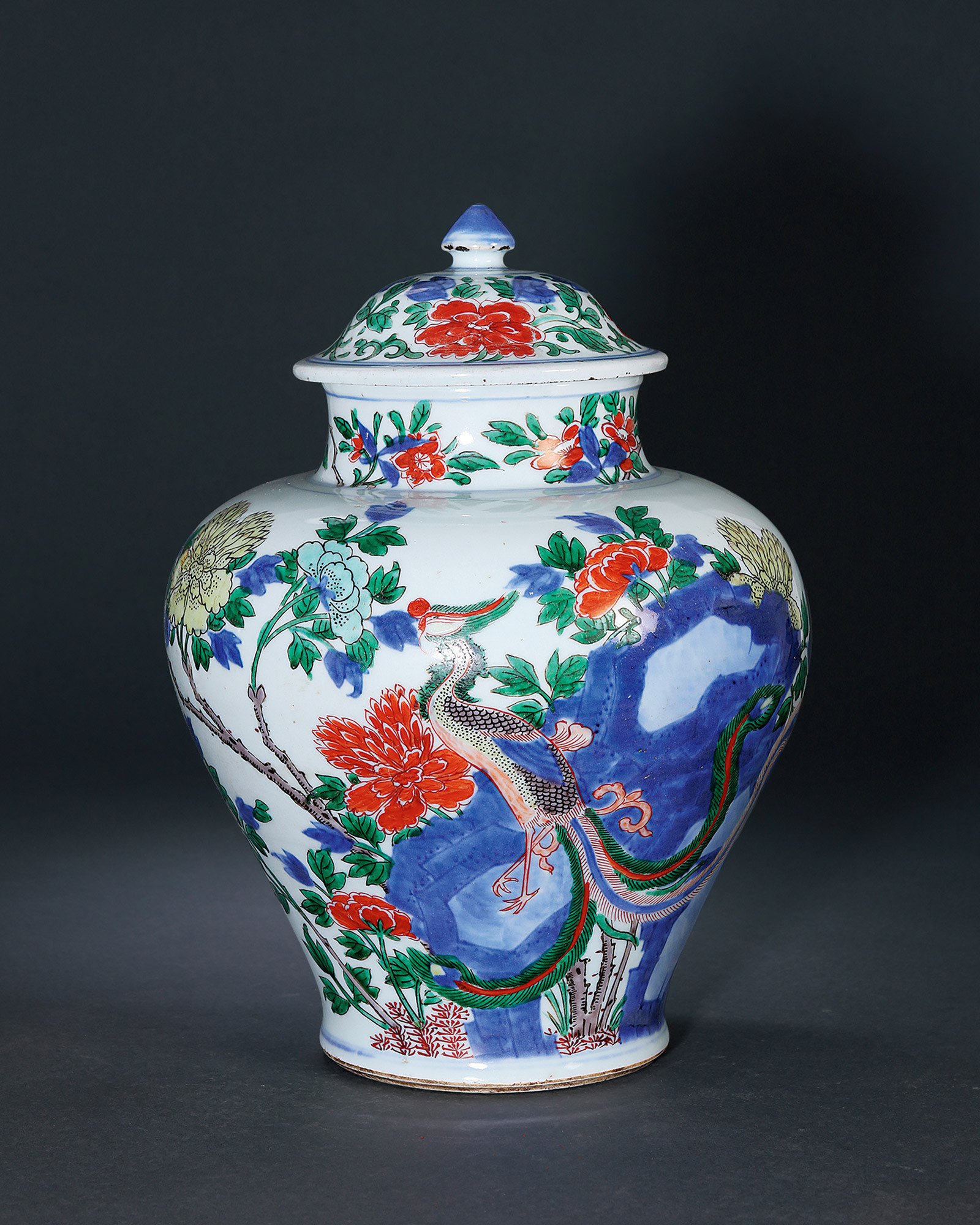 A BLUE AND WHITE AND POLYCHROME JAR WITH COVER WITH FLOWER DESIGN