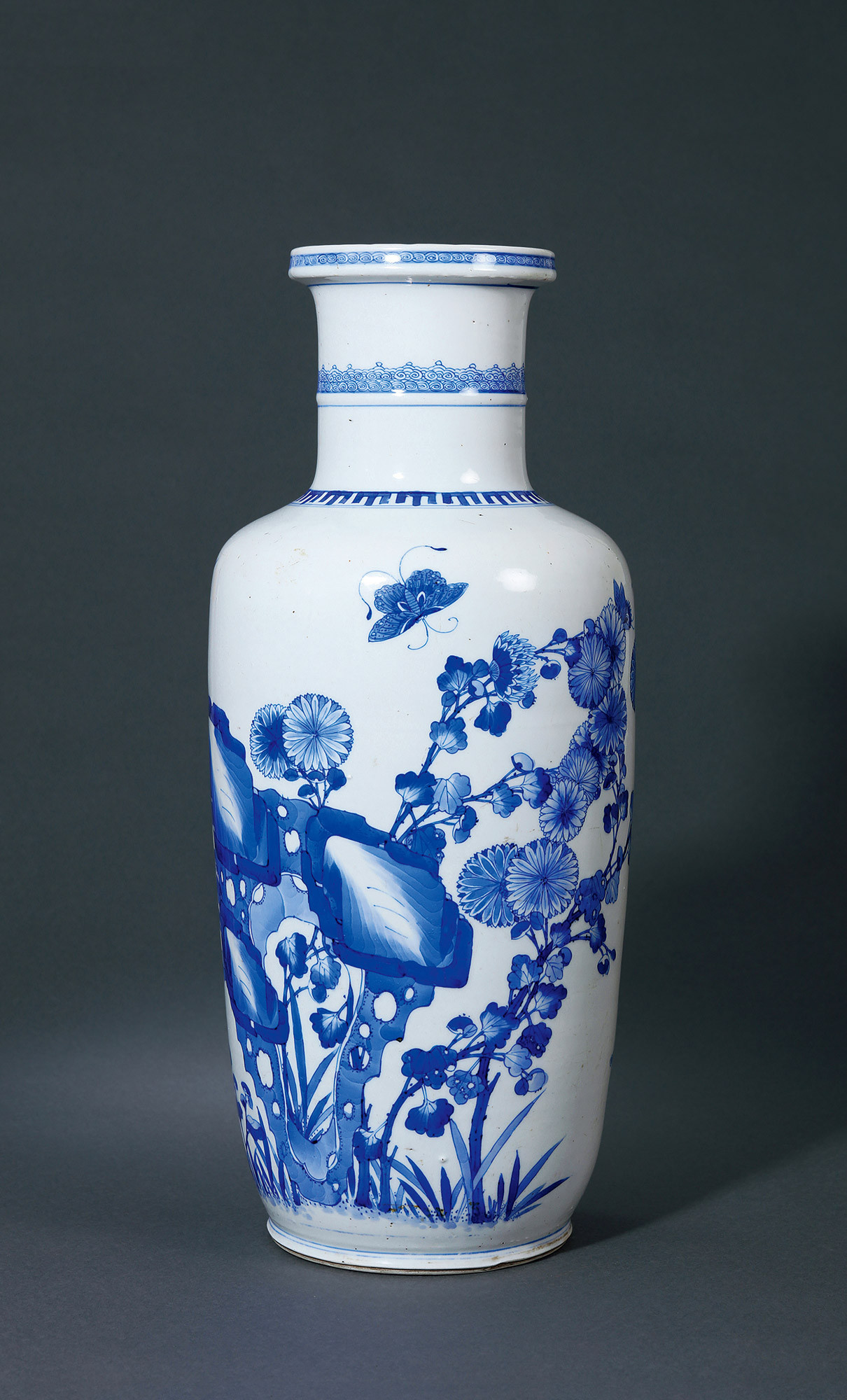 A BLUE AND WHITE VASE WITH FLOWERS DESIGN