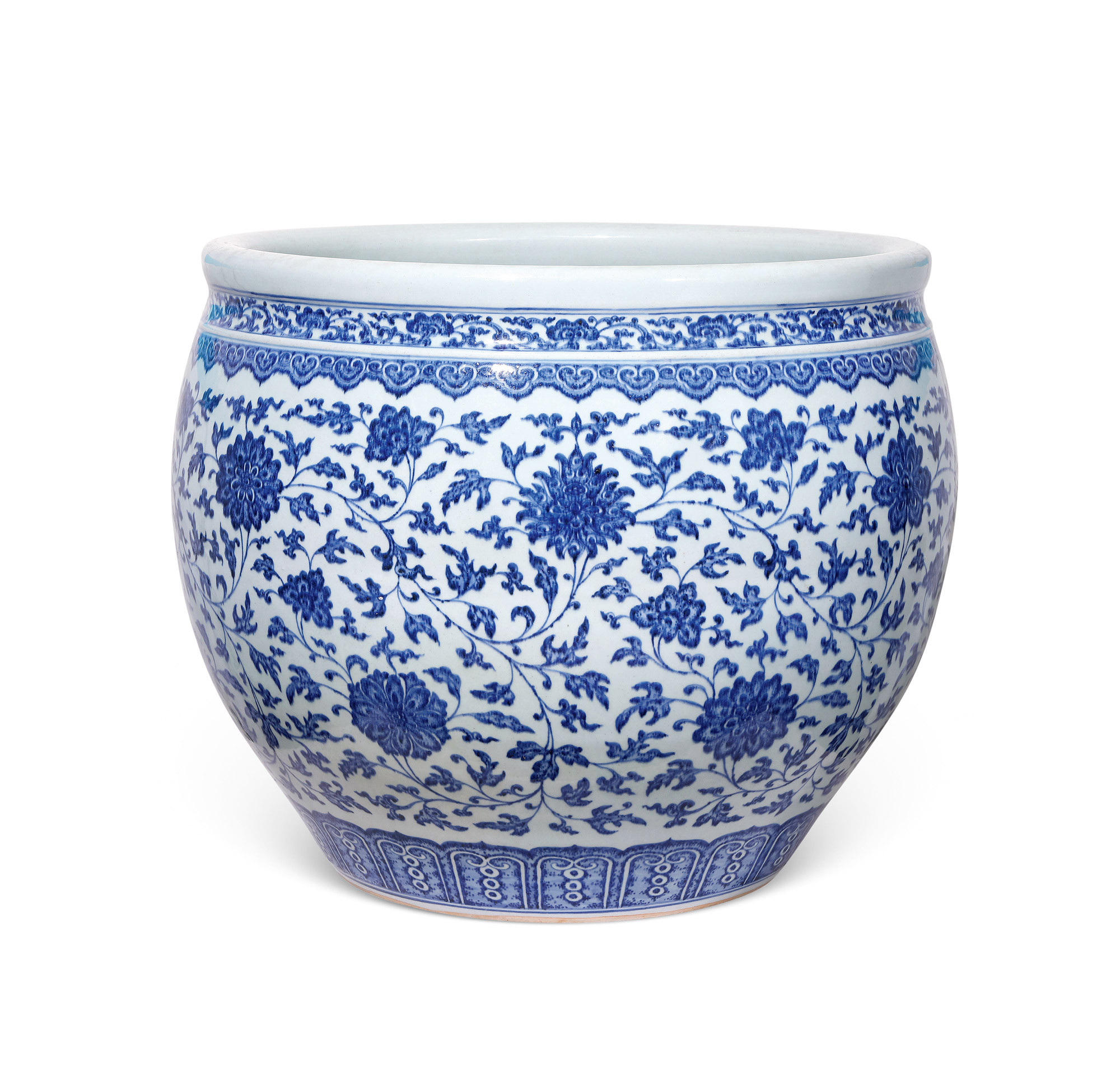 A BLUE AND WHITE URN WITH FLOWERS DESIGN