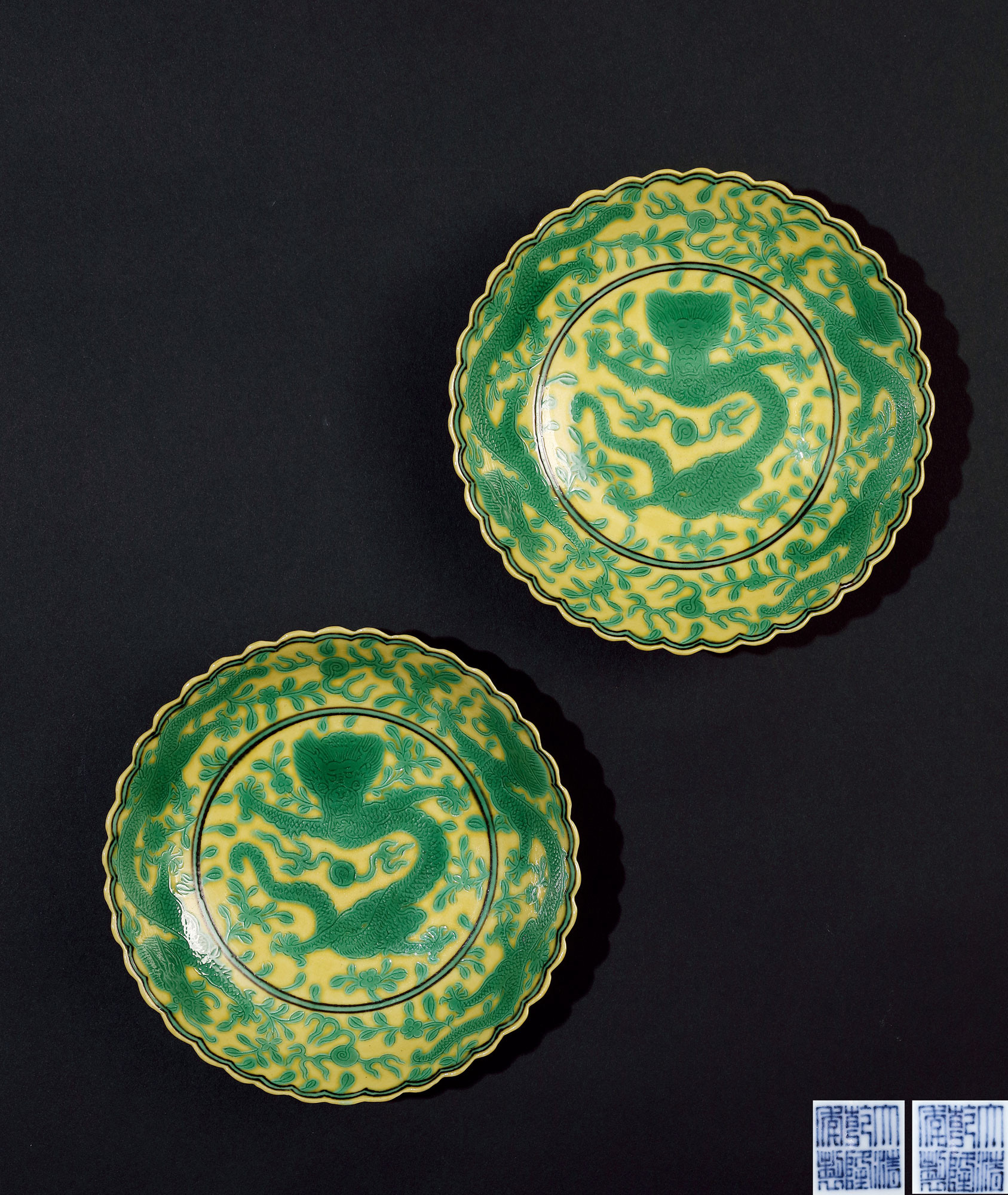 A PAIR OF YELLOW GROUND AND FAMILLE-VERTE PLATE