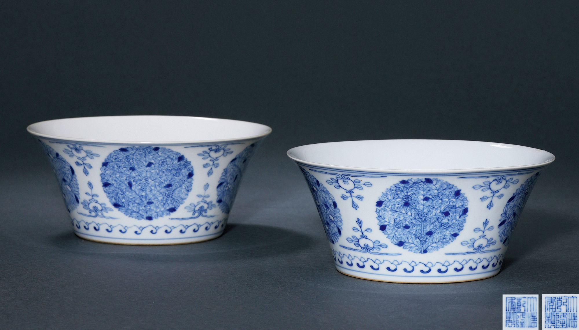 A PAIR OF BLUE AND WHITE BOWL WITH FLOWERS DESIGN