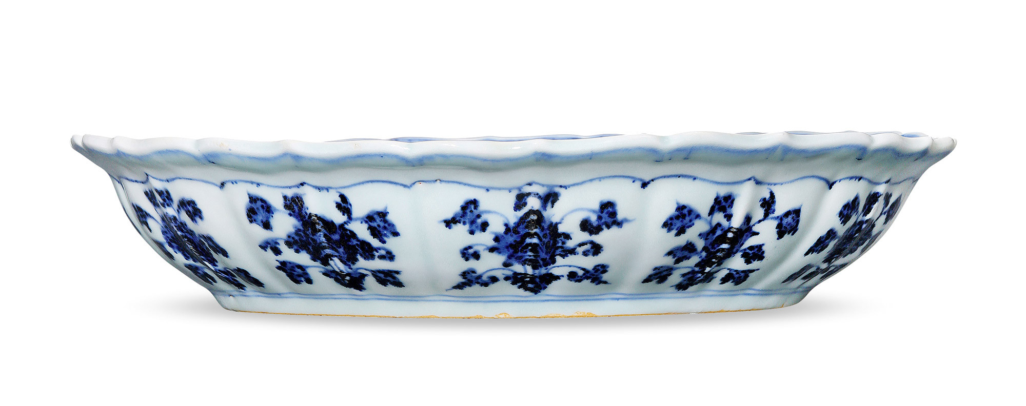 A BLUE AND WHITE PLATE WITH FLOWER DESIGN