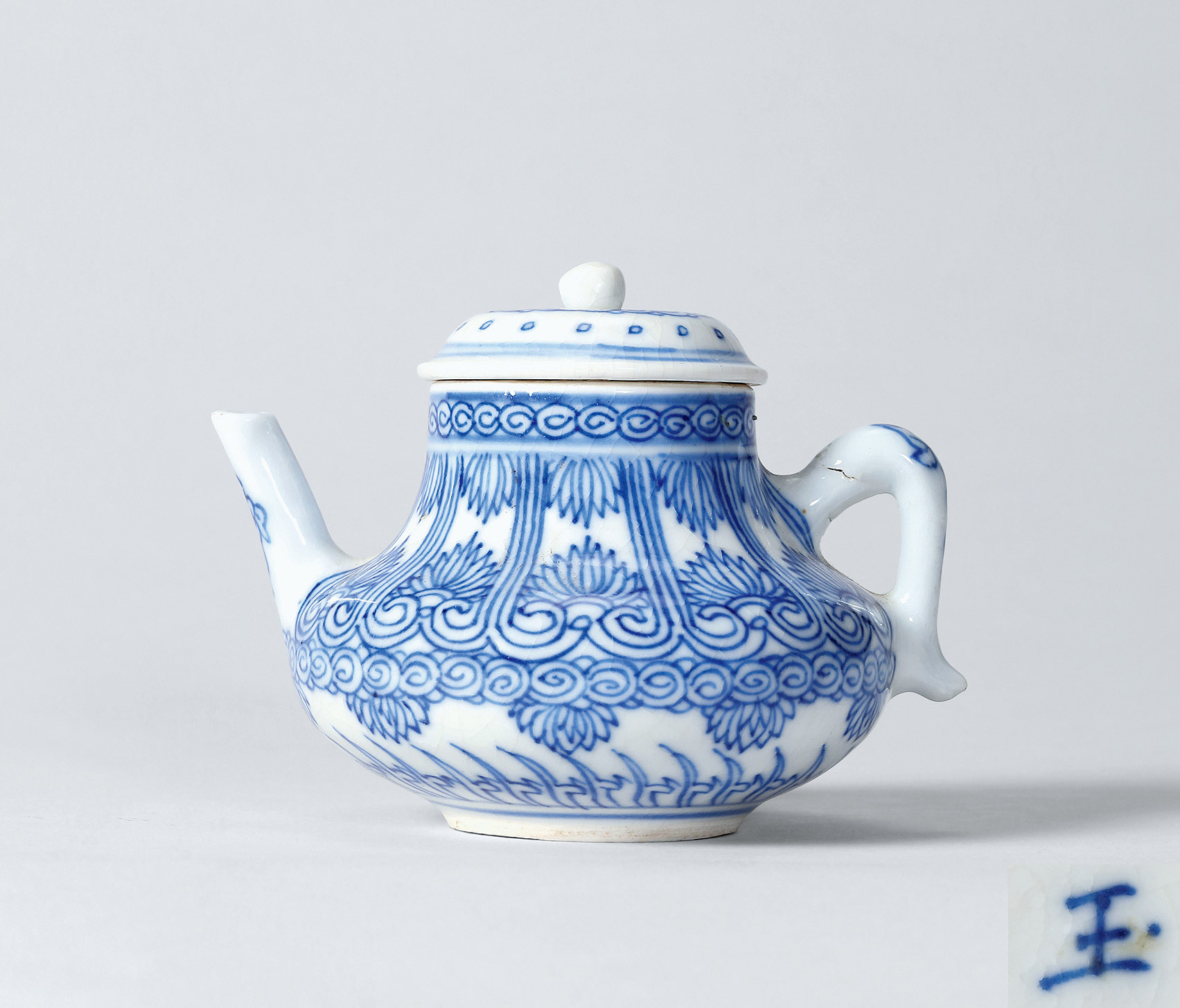 A BLUE AND WHITE EWER WITH HANDLE AT A SIDE WITH FLOWER DESIGN