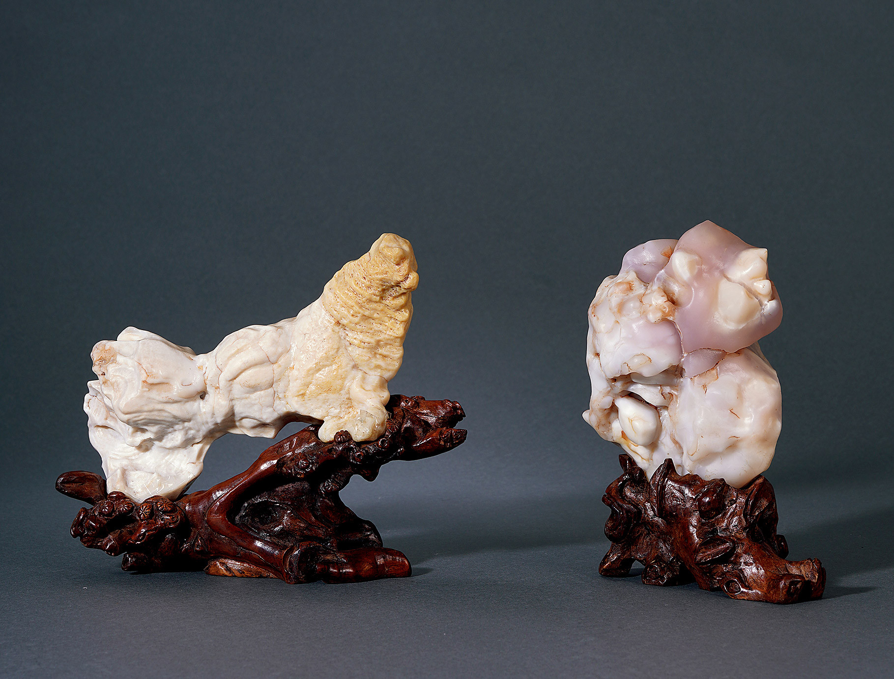 A SET OF TWO AGATE ORNAMENTS