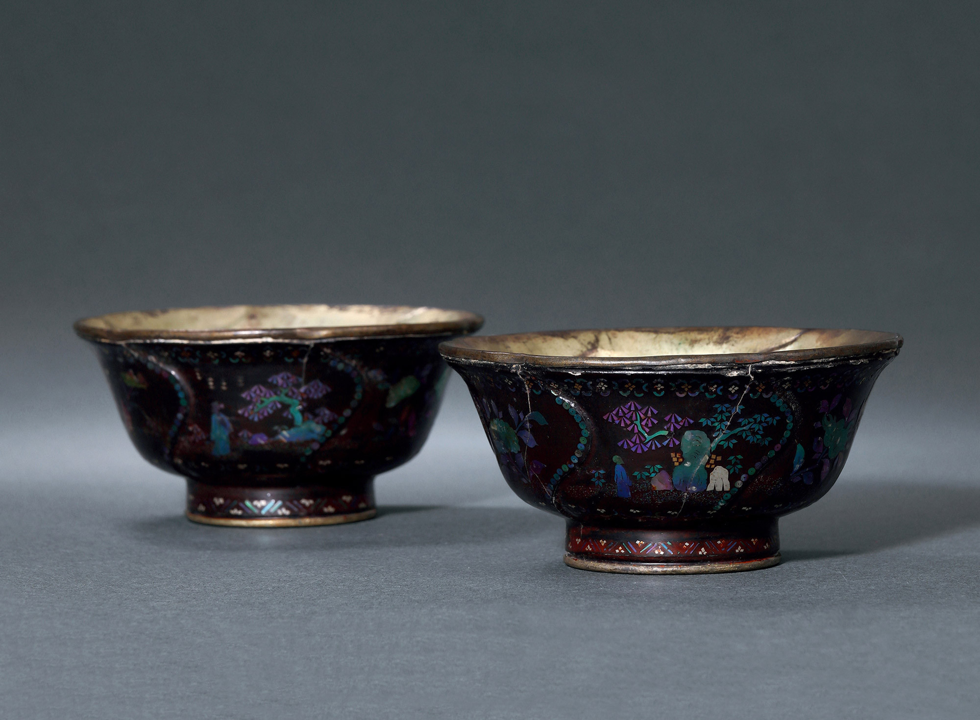 A PAIR OF BLACK LACQUER WITH MOTHER-OF-PEARL INLAID‘LANDSCAPE AND FIGURE’BOWLS