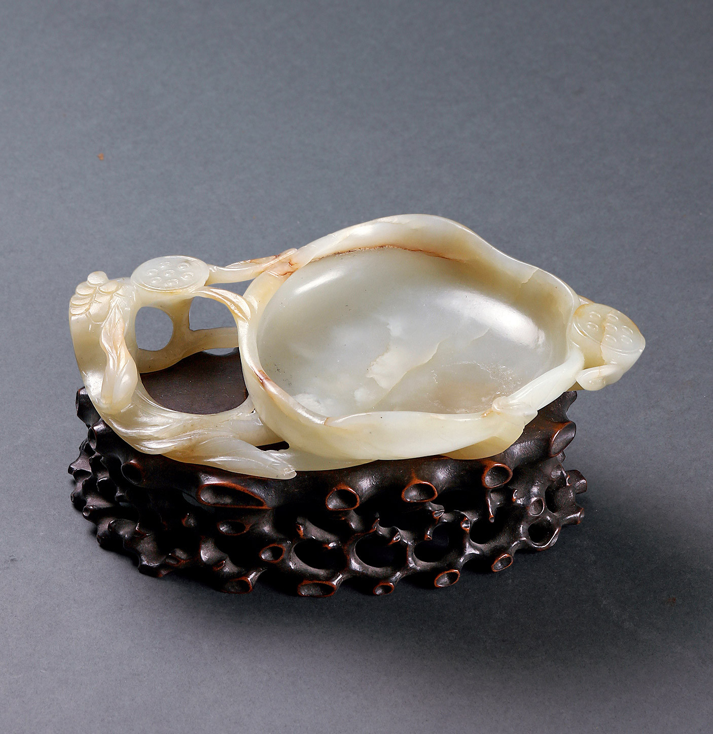 A WHITE JADE CARVED LOTUS LEAF SHAPED WATER WASHER