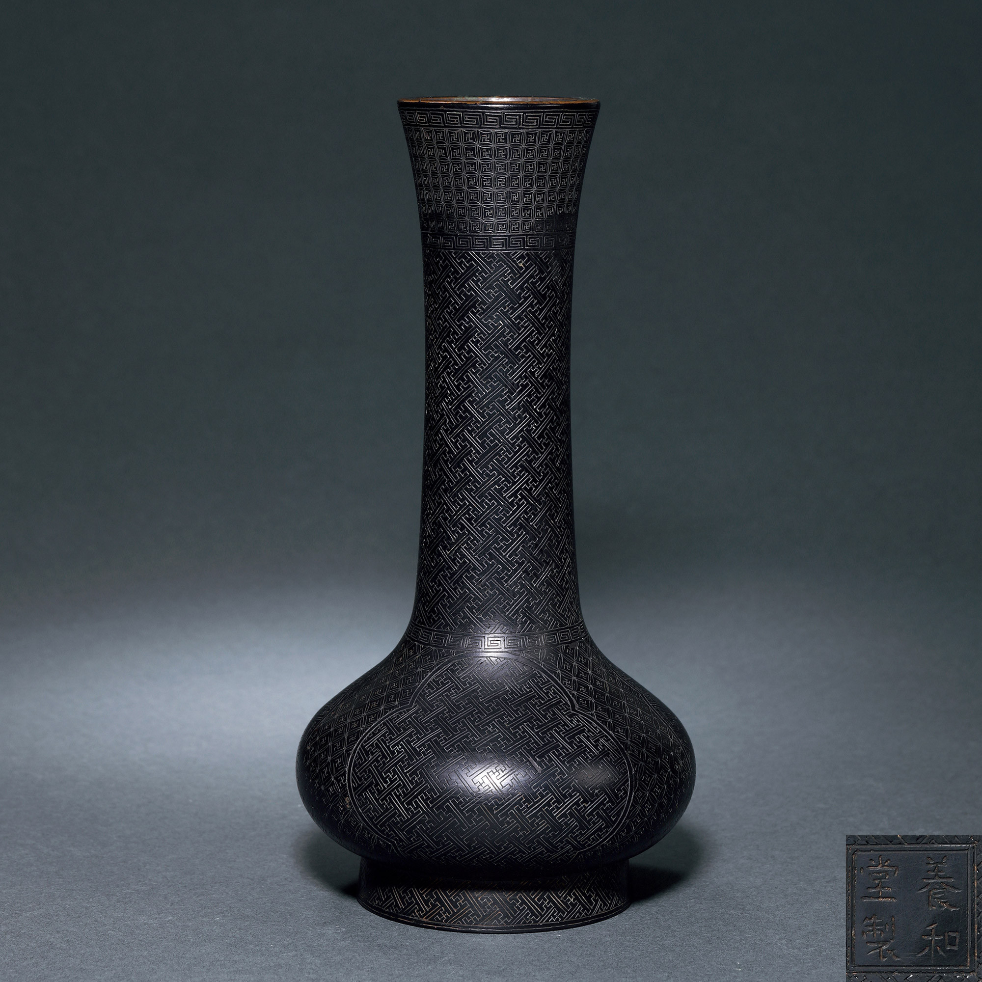 A BLACK-LACQUERED LONG-NECKED VASE WITH BRONZE BODY