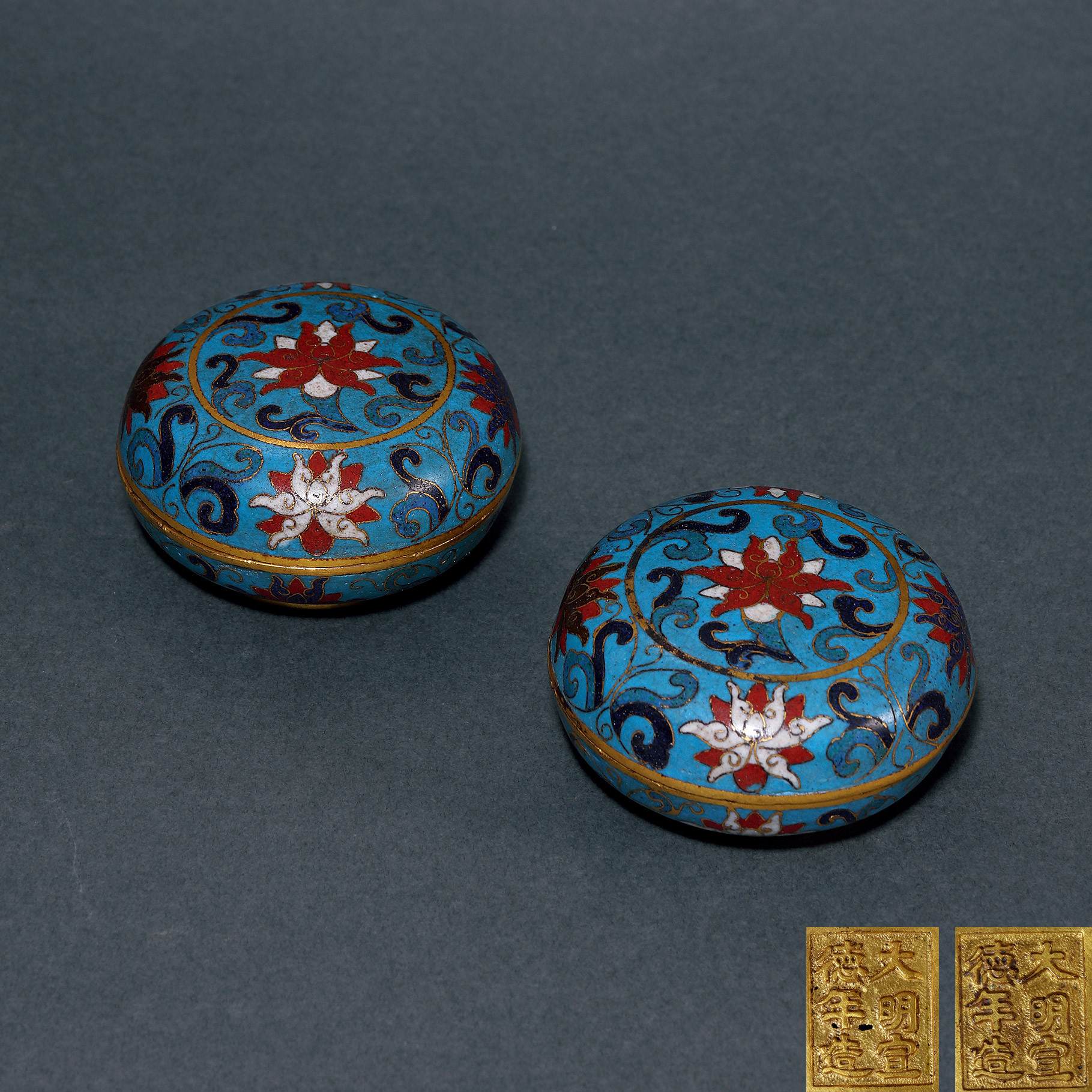 A PAIR OF CLOISONNE ENAMEL‘LOTUS’BOXES WITH COVER