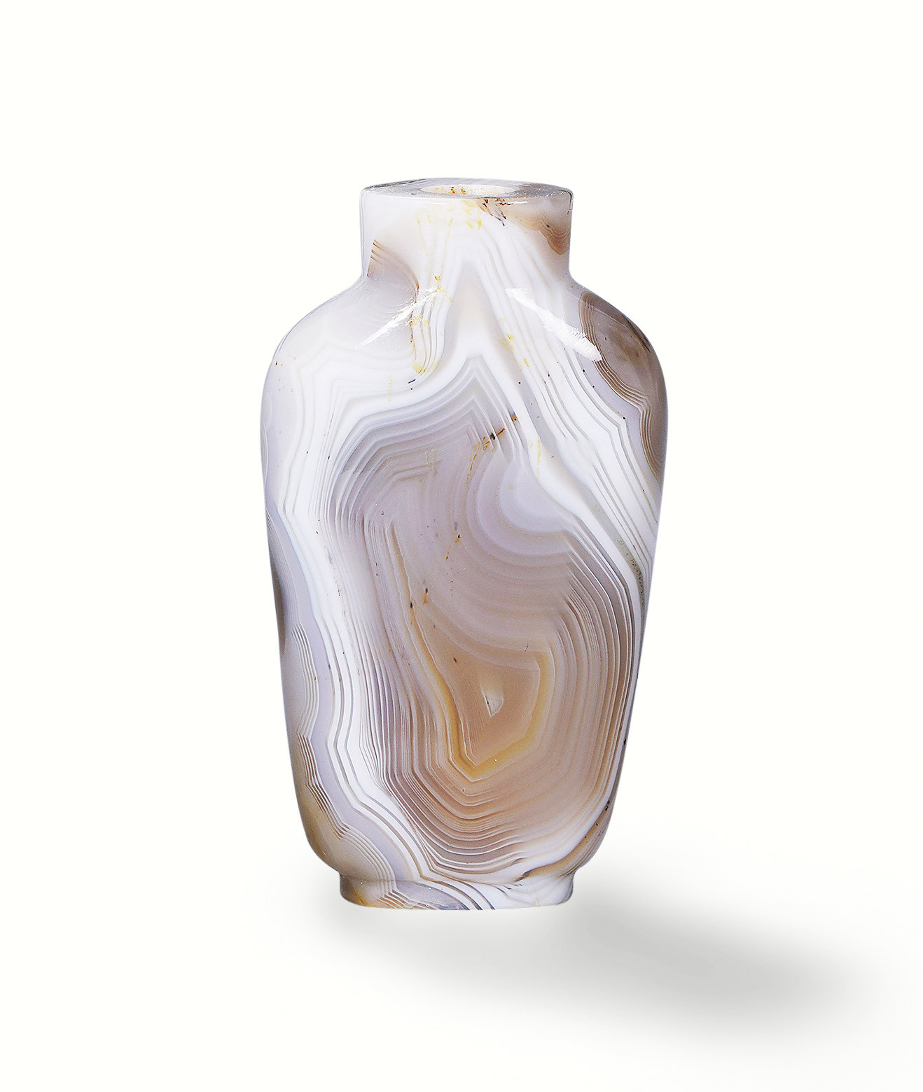AN AGATE SNUFF BOTTLE WITH DESIGN OF‘CHILD WITH LOTUS’