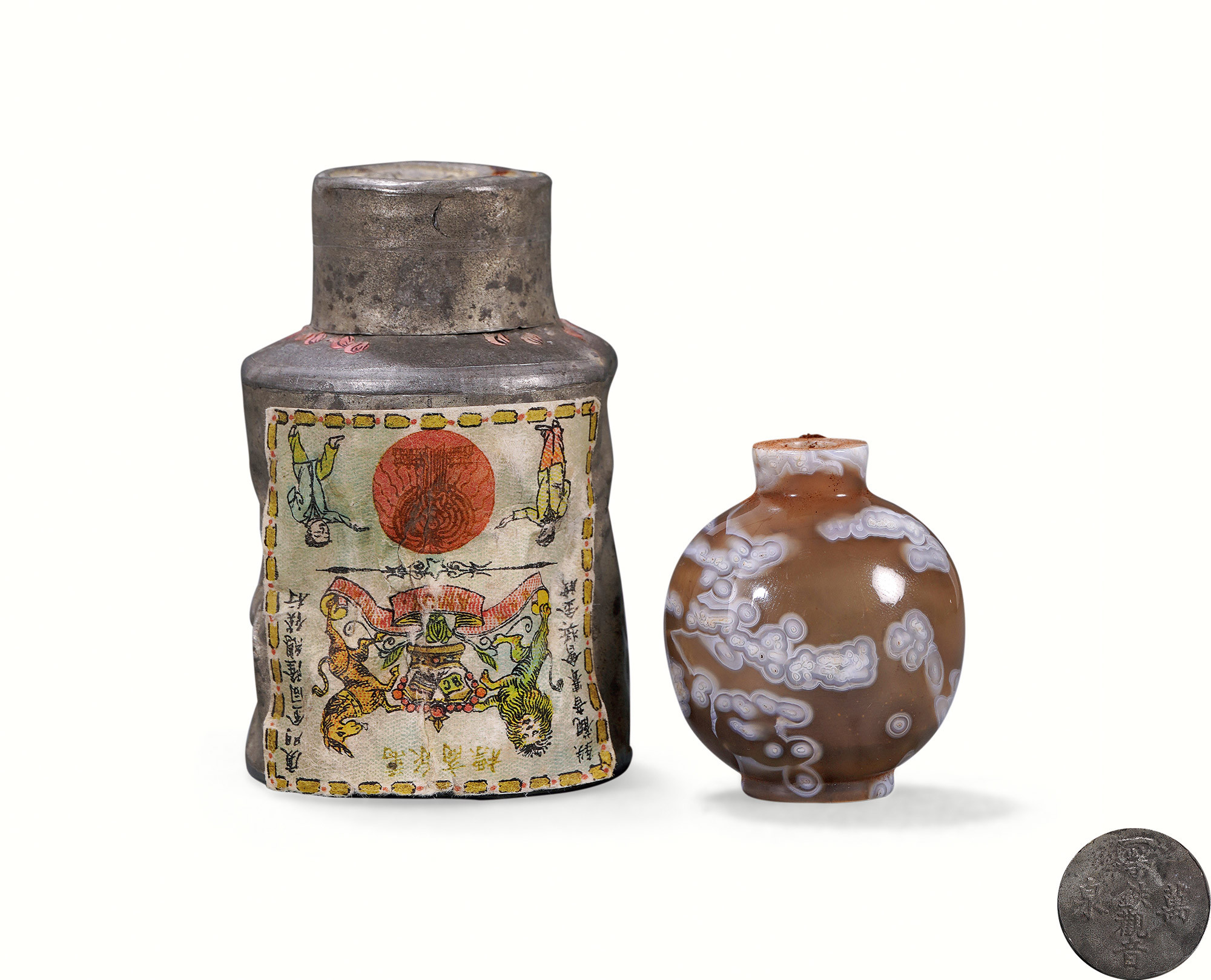 AN AGATE SNUFF BOTTLE WITH A SMALL JAR OF TEA