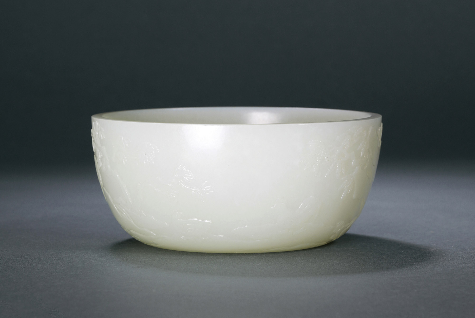 A CARVED WHITE JADE‘CHICKEN AND CHILD’BOWL