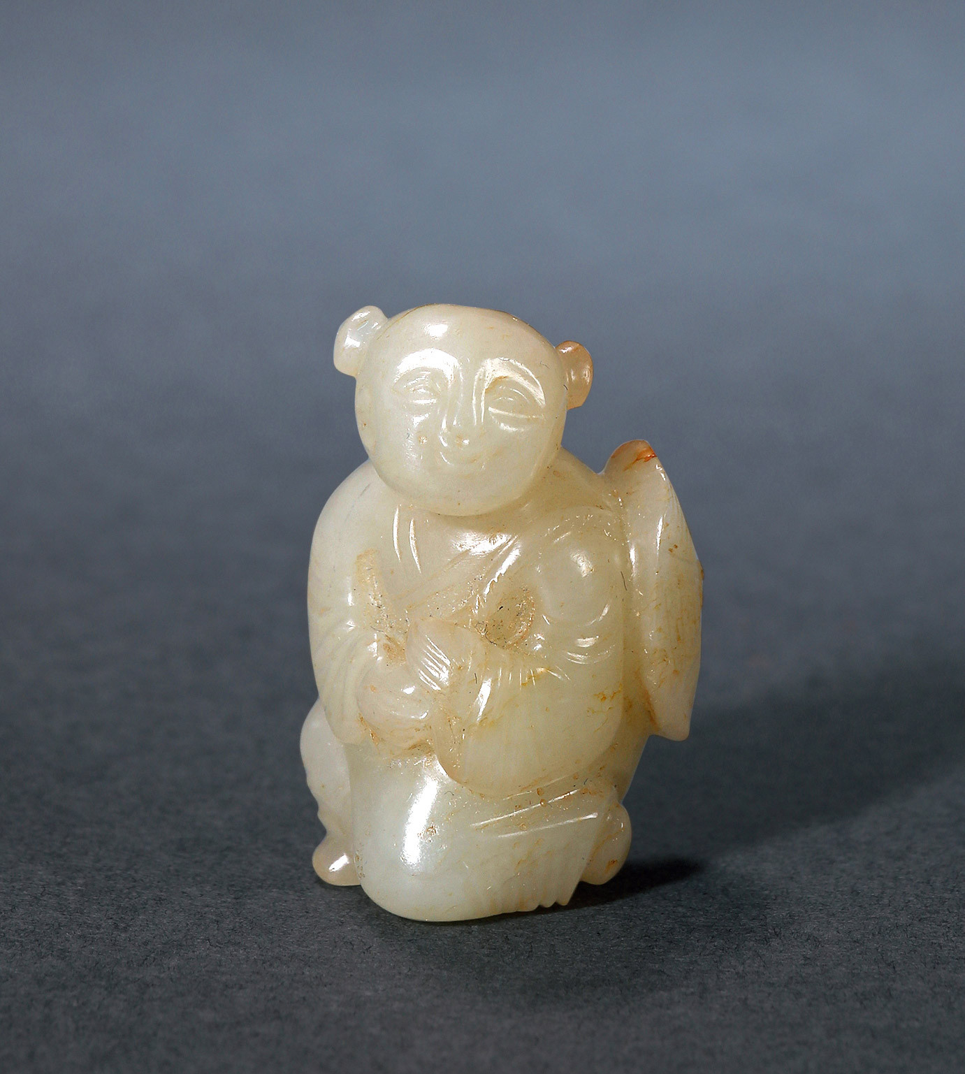 A CARVED GREEN-WHITE JADE‘MUTONG’PENDANT