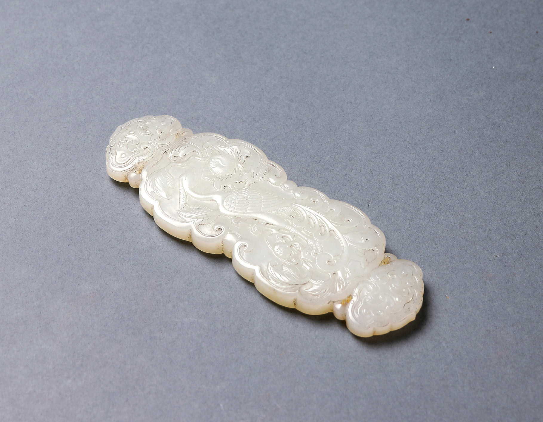 A WHITE JADE PENDANT WITH‘DRAGON AND PHOENIX’IN RELIEF