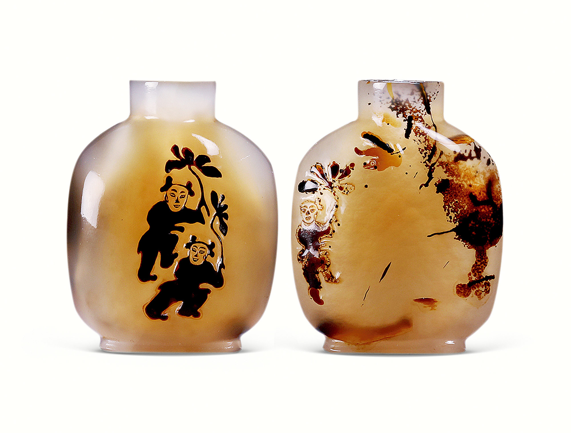 AN AGATE SNUFF BOTTLE WITH DESIGN OF‘CHILD WITH LOTUS’