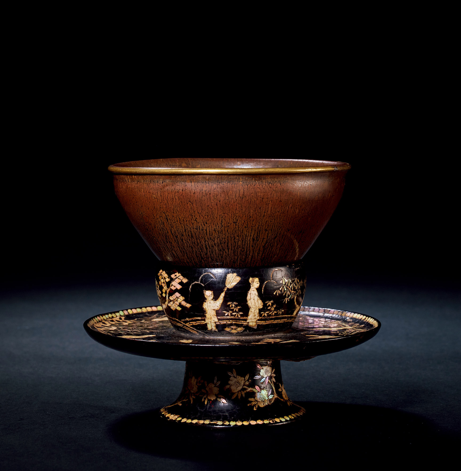 A SET OF TWO‘TIANMU’ BOWL WITH BLACK-LACQUERED‘LANDSCAPE AND FIGURE’ SAUCER