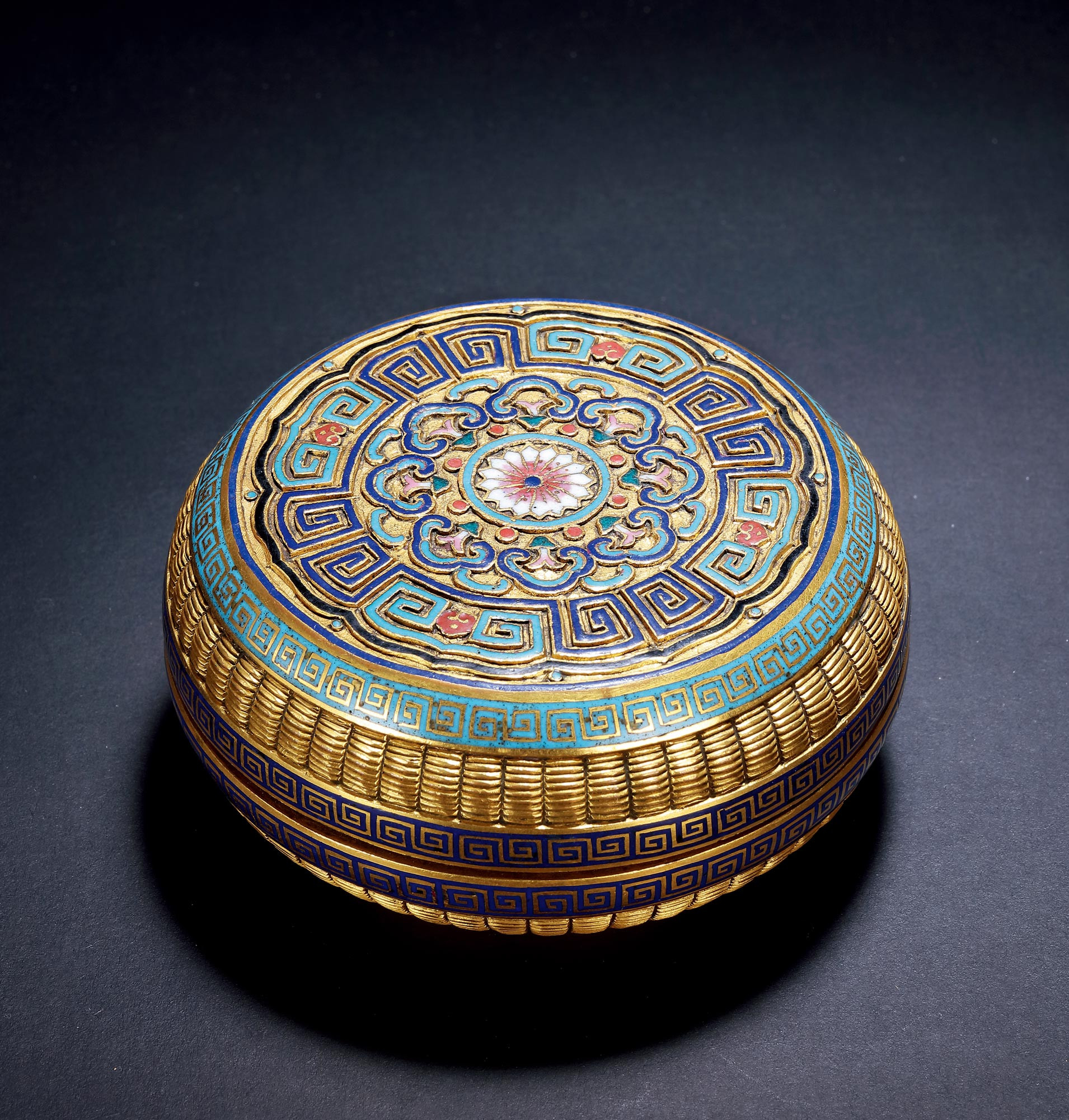 A RARE BRONZE BOX AND COVER WITH FINELY CARVED‘POLUO’ PATTERN