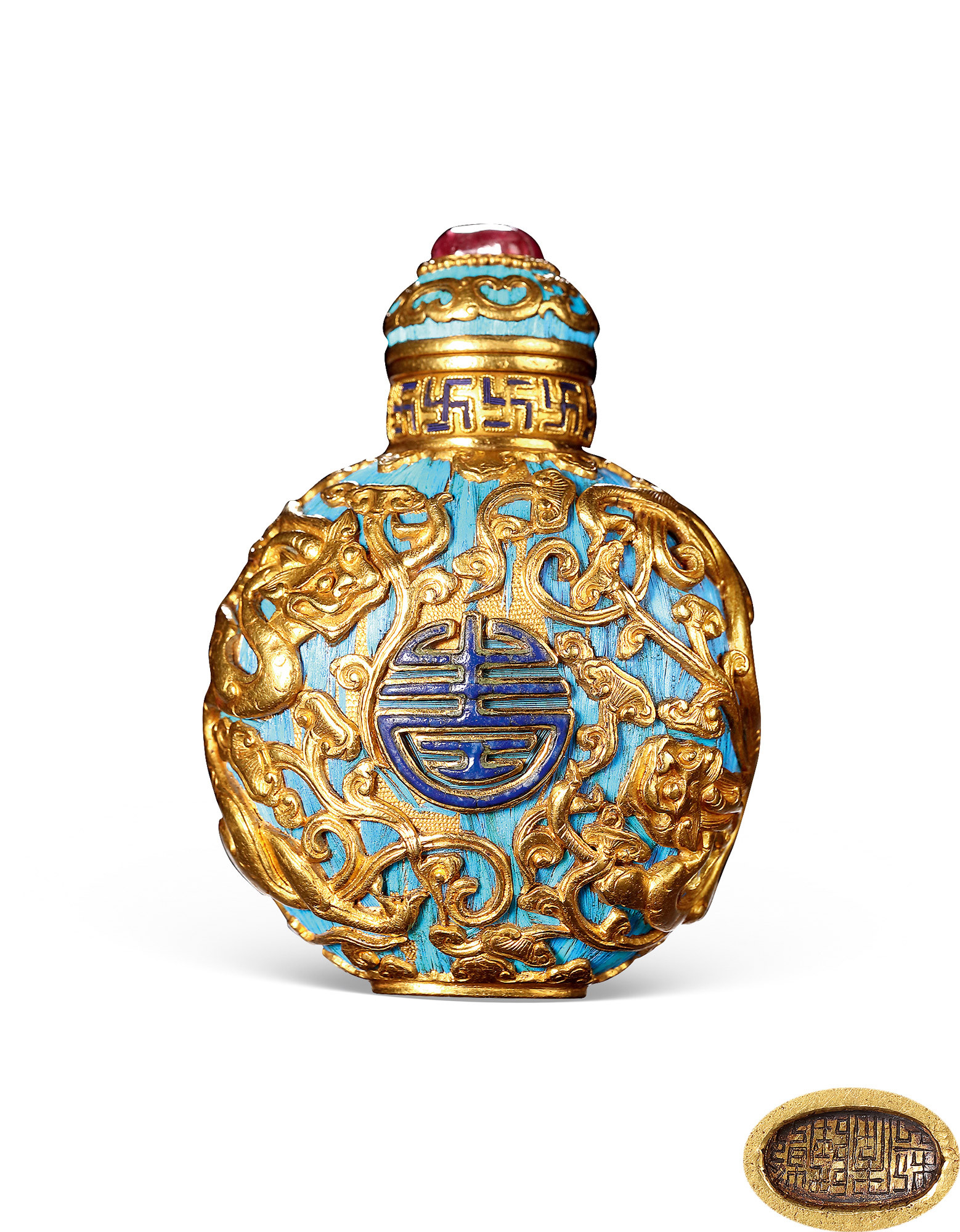 A GOLD KINGFISHER SNUFF BOTTLE WITH‘CHI-DRAGON’ DESIGN