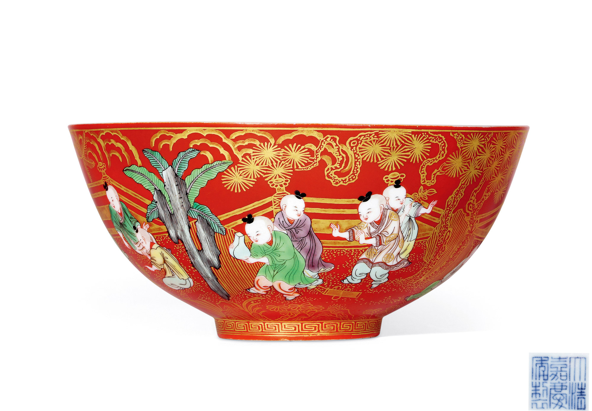 A LARGE CORAL-RED GROUND WITH GILT AND FAMILLE-ROSE‘BOYS PLAY’ BOWL