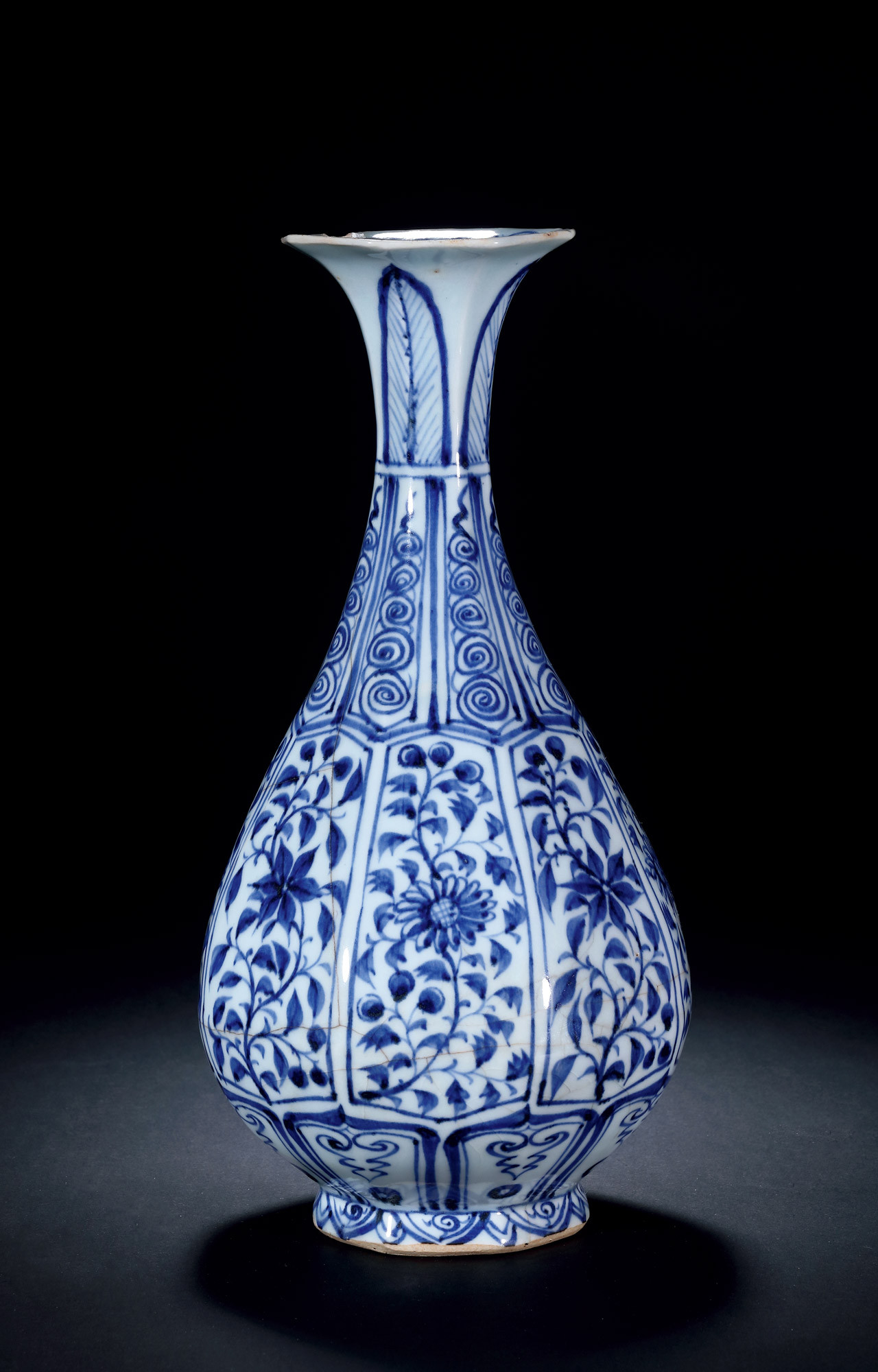 A BLUE AND WHITE PEAR-SHAPED VASE, YUHUCHUN, DECORATED WITH‘FLORAL’ DESIGN