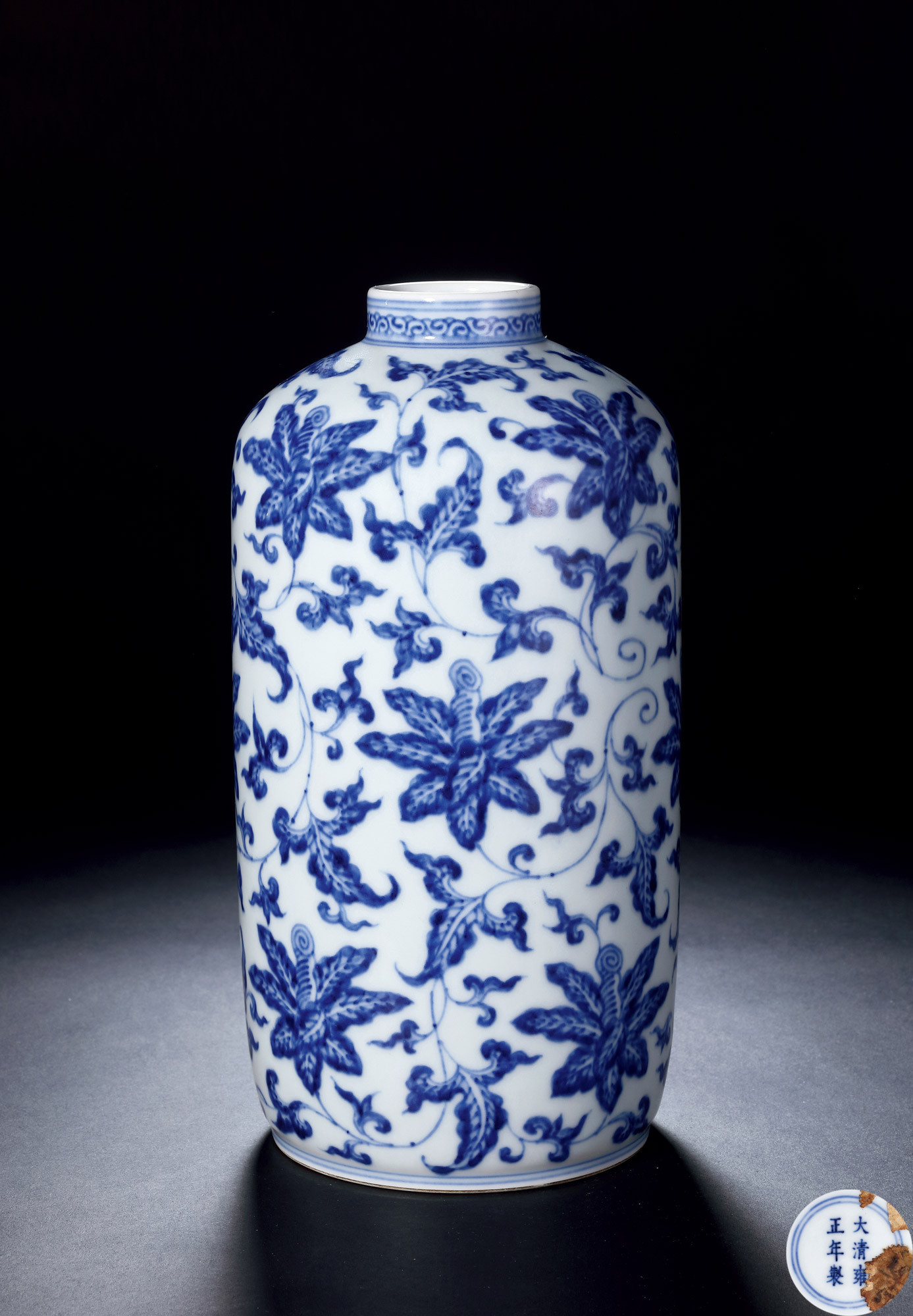 A BLUE-AND-WHITE LANTERN-SHAPED VASE WITH‘TULIP’ DESIGN