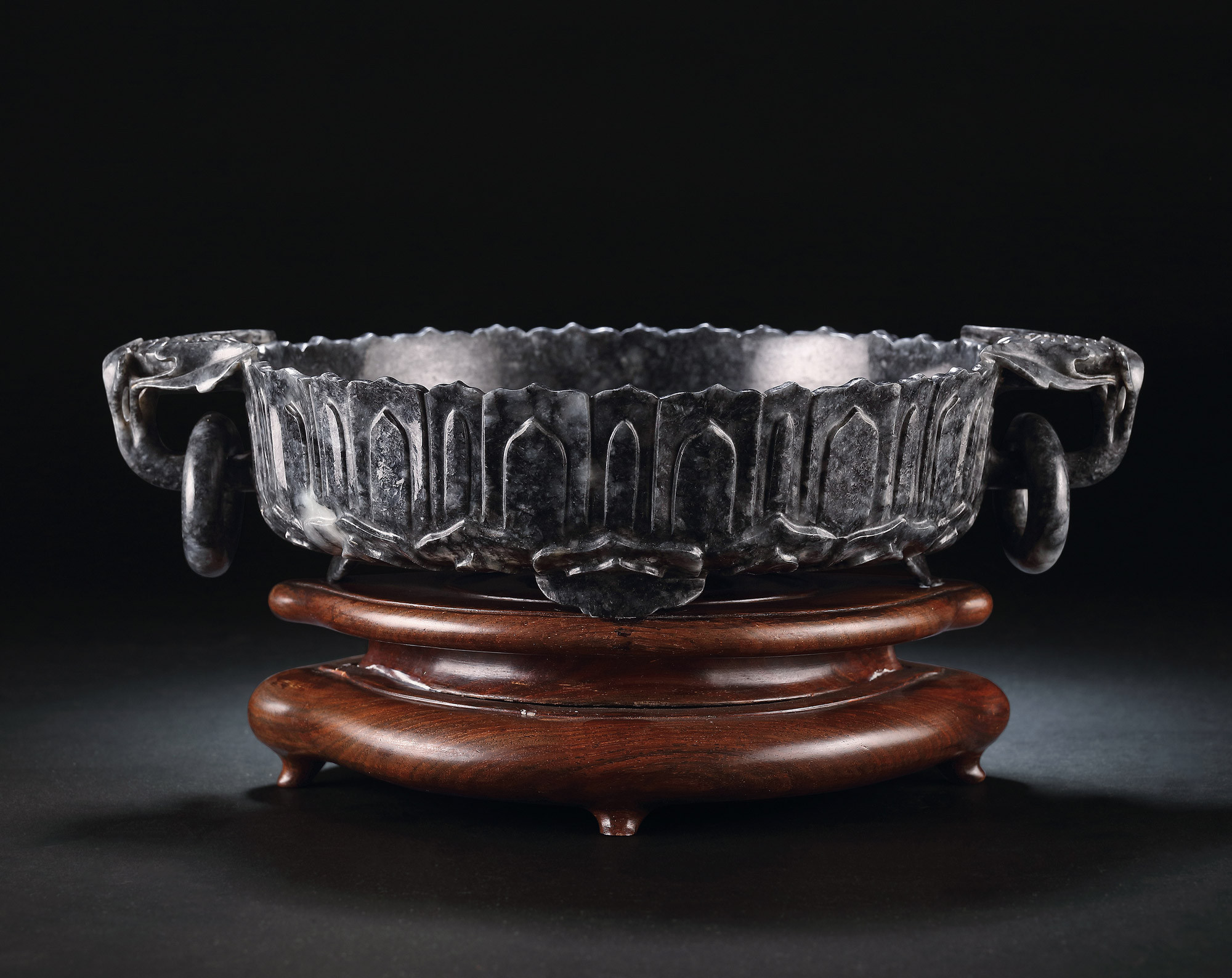 A HINDUSTAN-TYPE LOTUS-SHAPED BRUSH WASHER MADE OF BLACK-AND-WHITE JADE