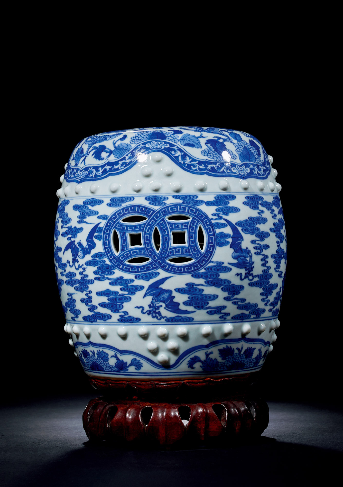 A BLUE-AND-WHITE LAYING-HAND OBJECT