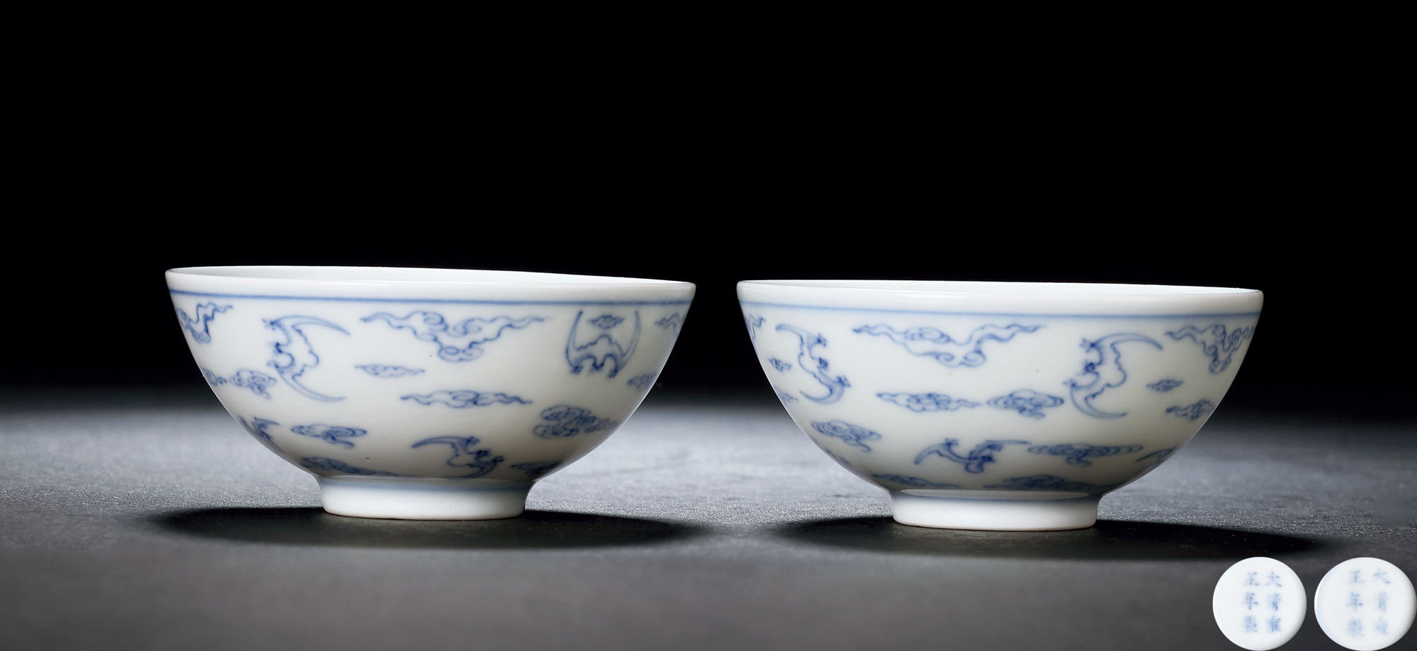 A PAIR OF SMALL BLUE AND WHITE CUPS