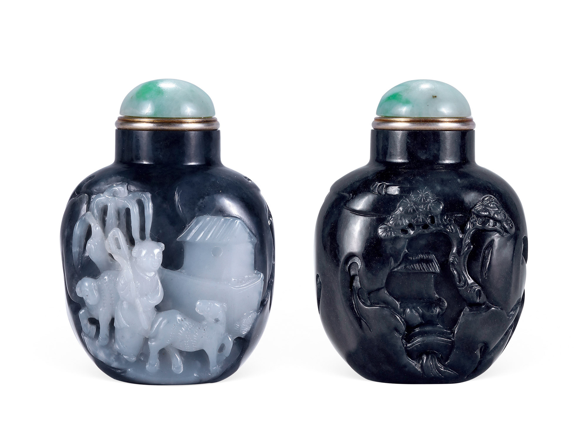 A CARVED BLACK-AND-WHITE JADE‘FIGURE’ SNUFF BOTTLE