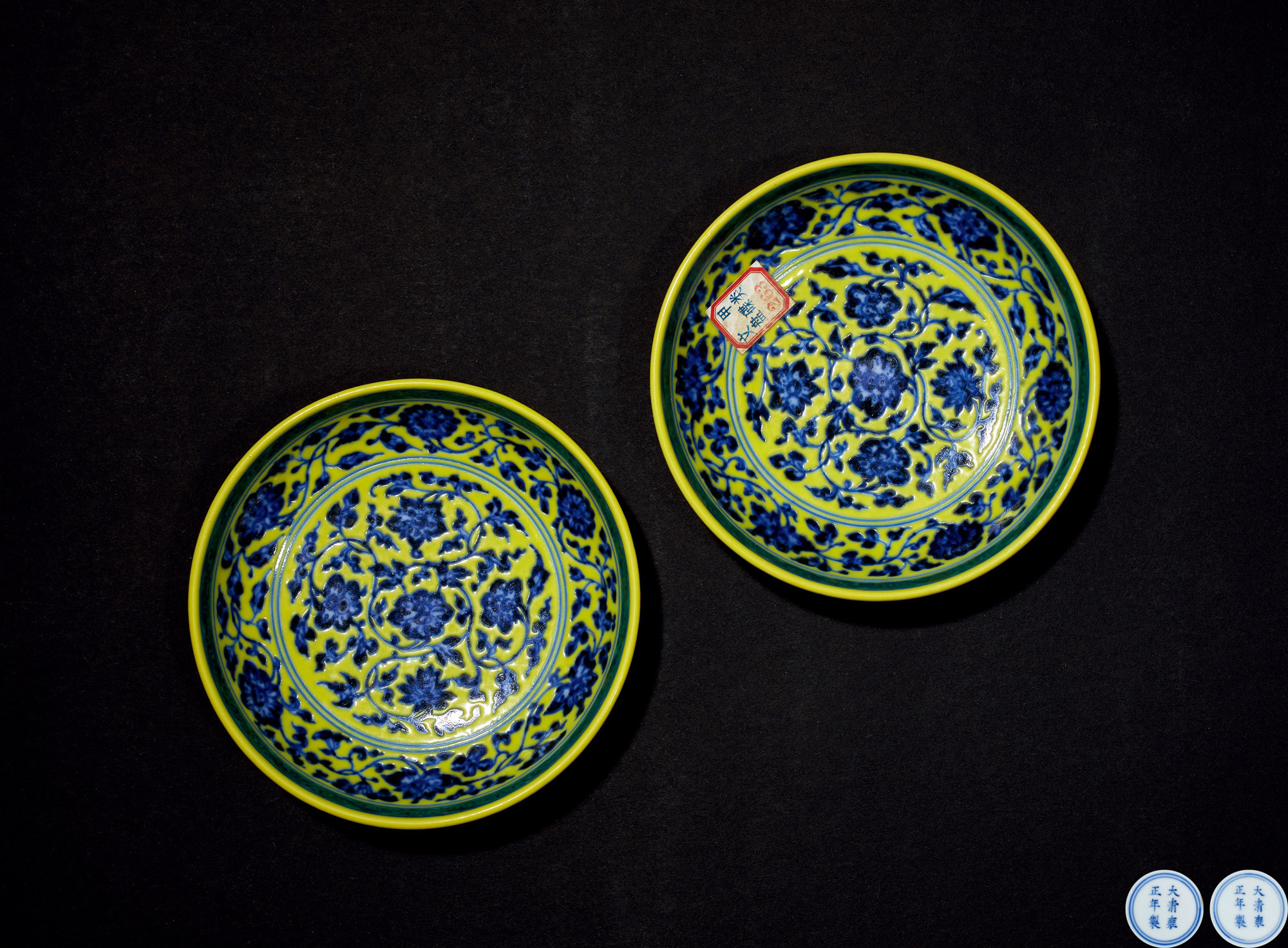 A PAIR OF YELLOW-GROUND AND BLUE-AND-WHITE WITH GREEN-GLAZED ‘FLORAL’ PLATES