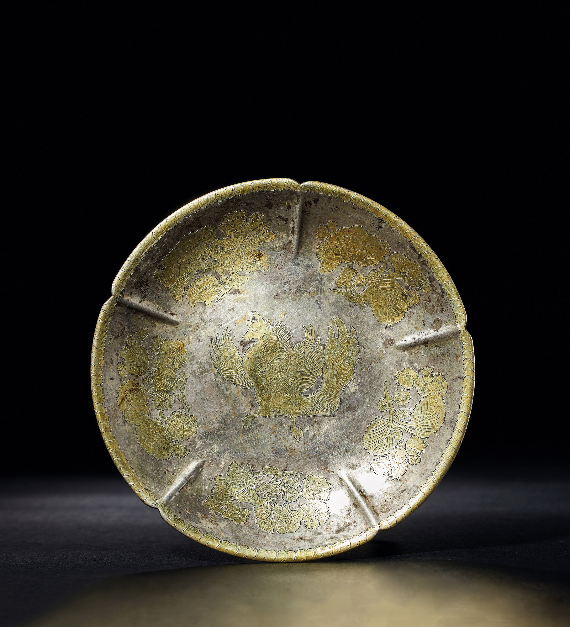 A GOLD-SILVER PETAL SHAPED‘FLORAL’ PLATE