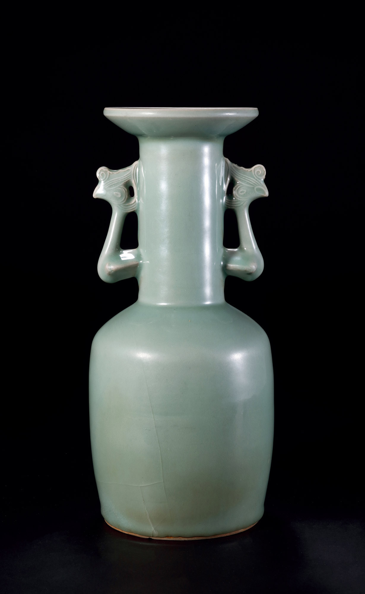 A LARGE LONGQUAN CELADON VASE WITH DISH-SHAPED MOUTH AND PHOENIX-SHAPED HANDLES