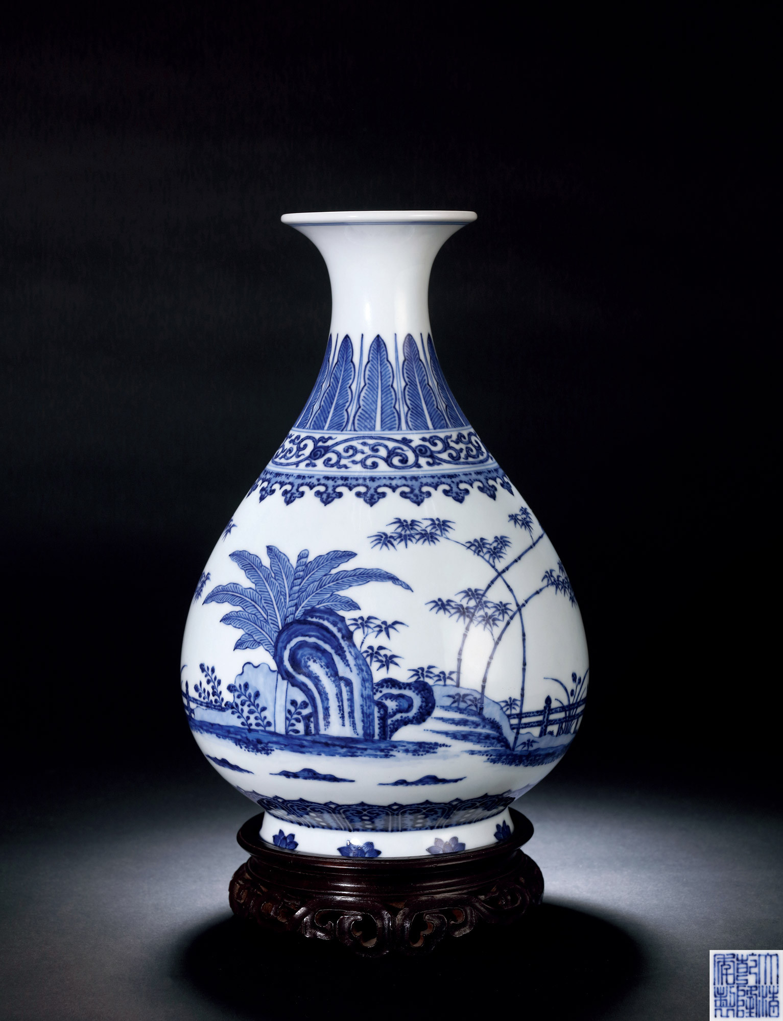 A BLUE AND WHITE‘PLANTAIN AND ROCK’ PEAR-SHAPED VASE, YUHUCHUN