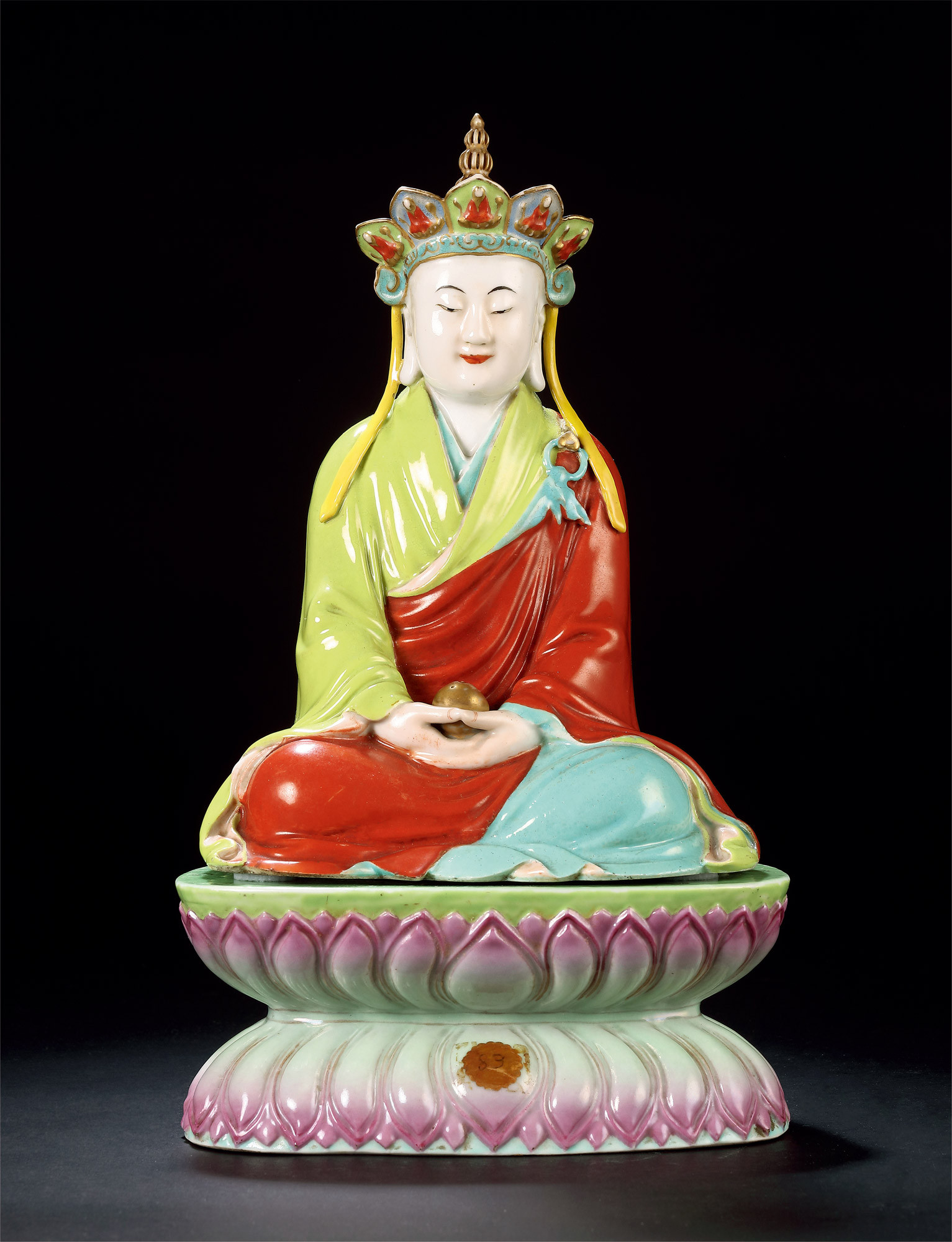 A FAMILLE-ROSE SEATED SCULPTURE OF KSITIGARBHA