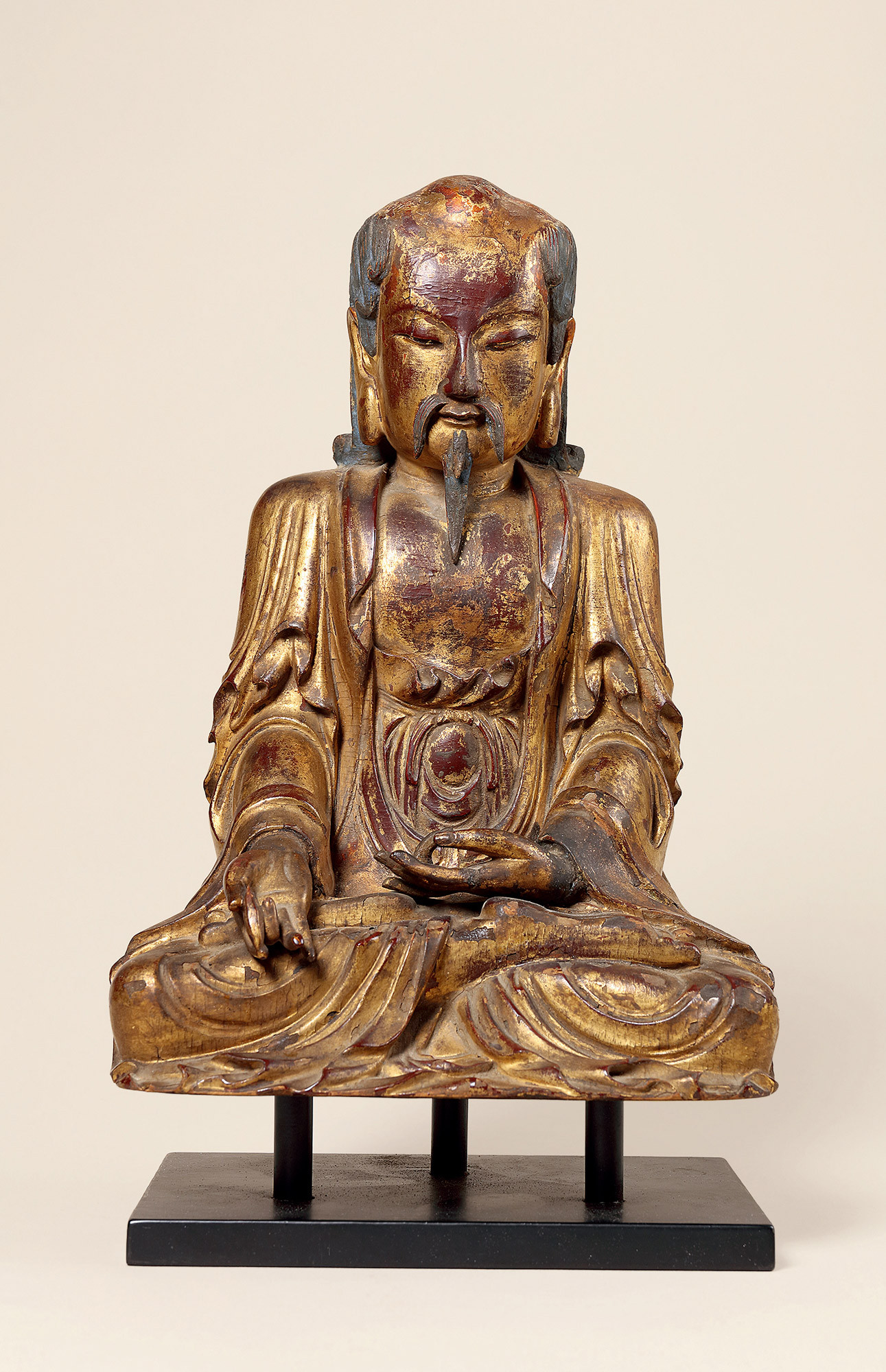 A GILT-PAINTED WOOD SITTING FIGURE OF MASTER