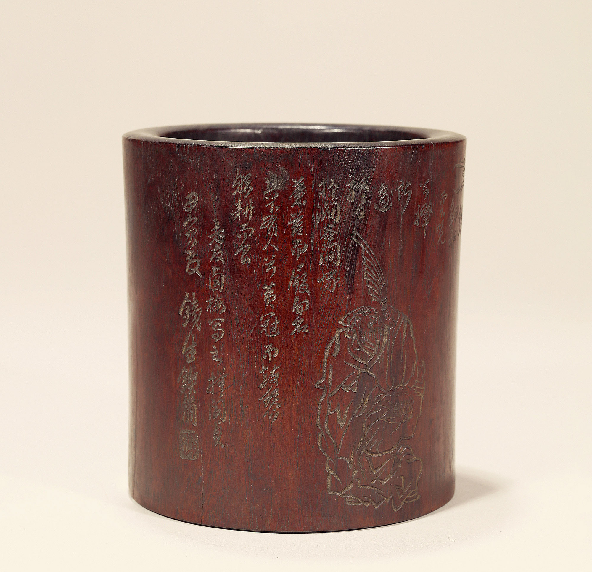 A HUANGHUALI CARVED ‘SCHOLAR AND POETRY’ BRUSH POT