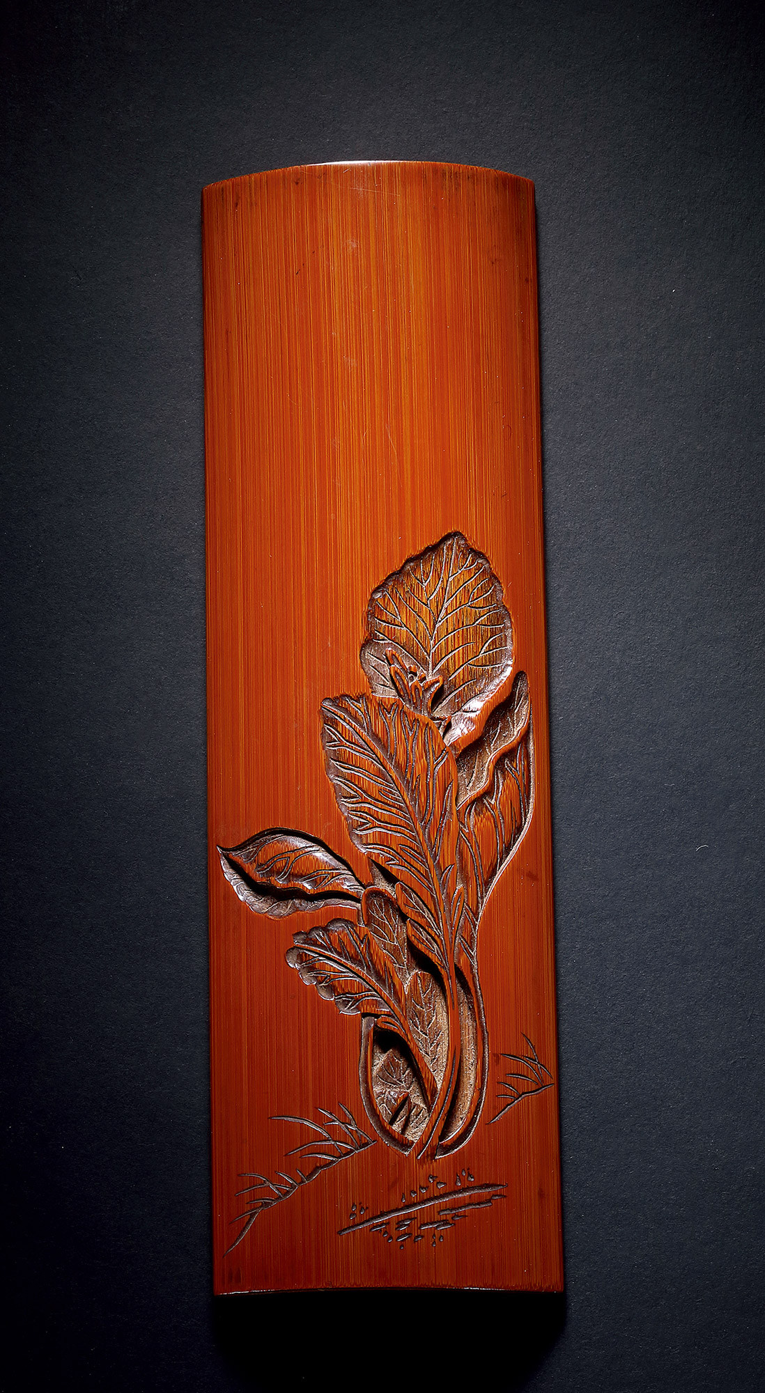 A BAMBOO CARVED ‘CABBAGE’ ARM-REST