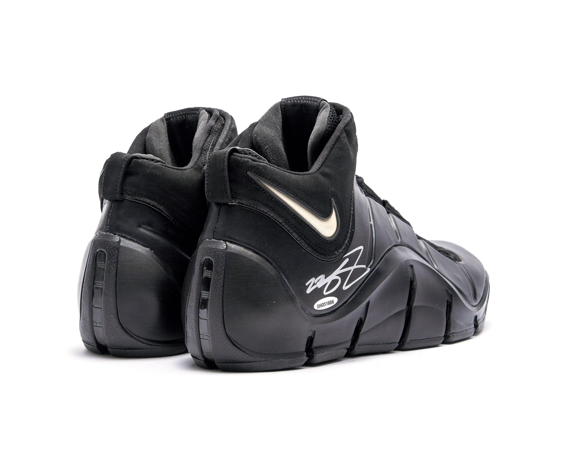 Nike zoom lebron IV“Darth Vader” PE with Autograph