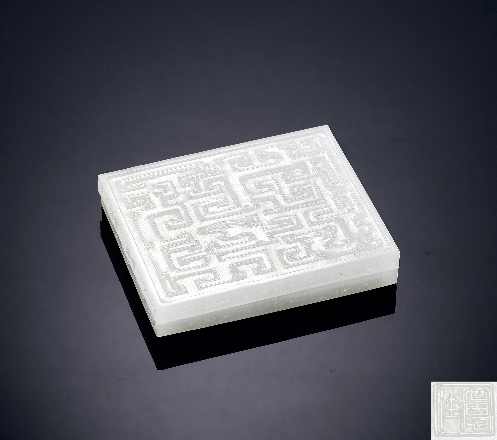 A SMALL RECTANGULAR WHITE JADE BOX AND COVER WITH‘DRAGON AND PHOENIX’DESIGN