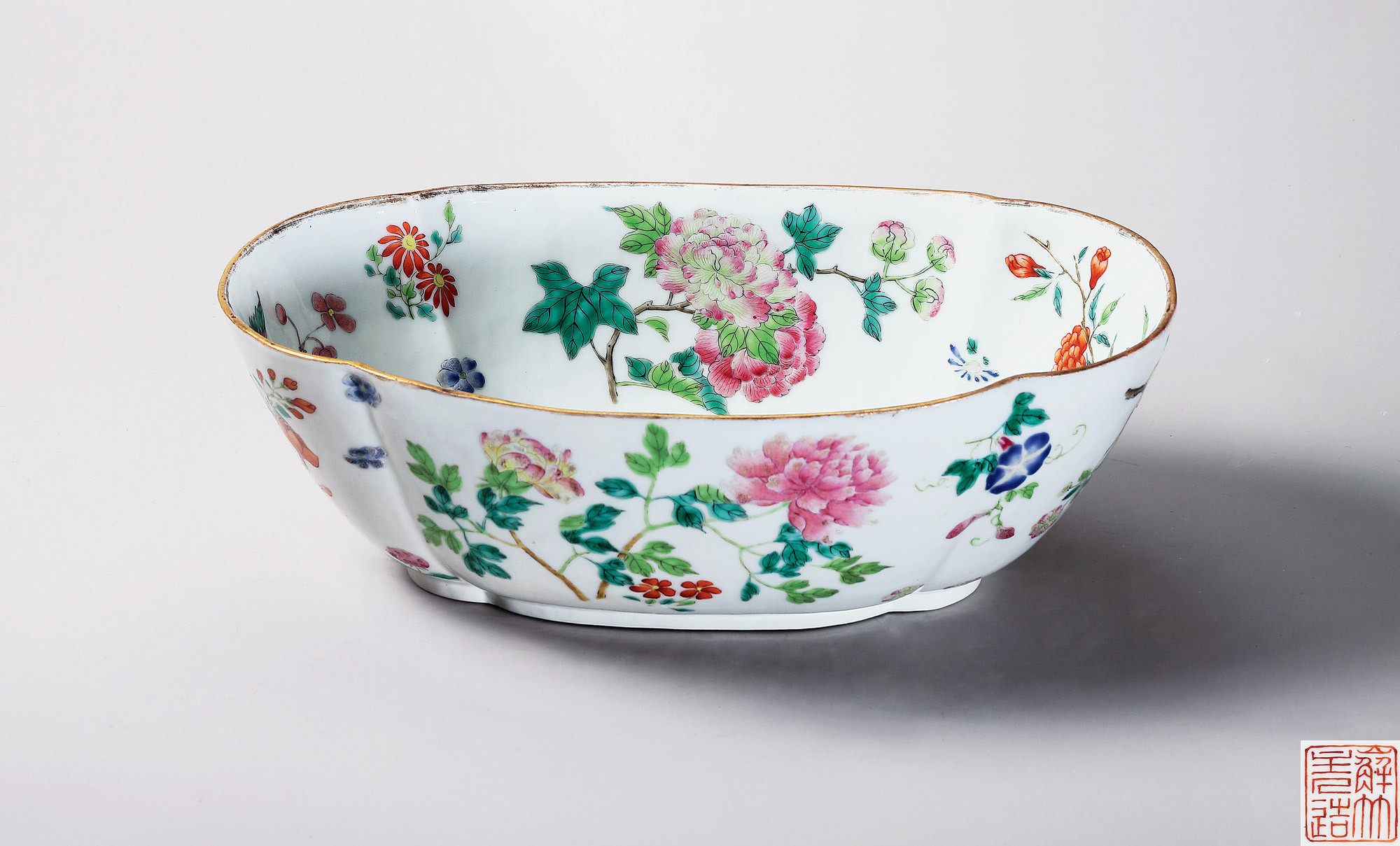 A RARE FAMILLE-ROSE FLORAL-SHAPED WASHER