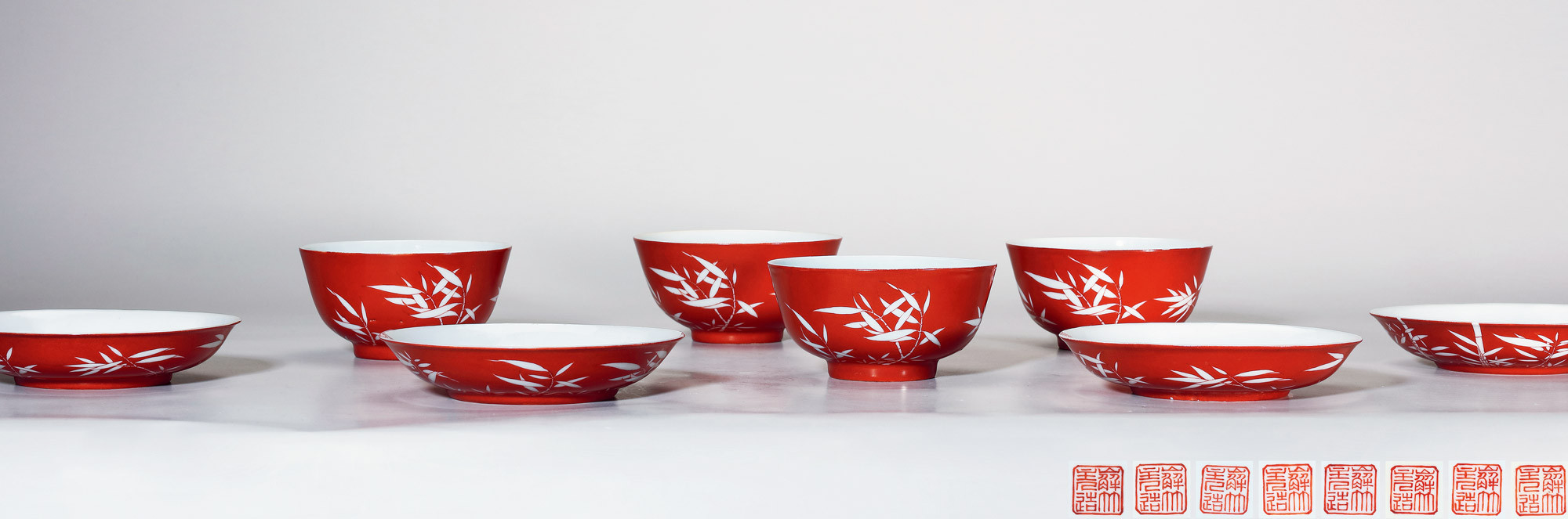 A SET OF EIGHT IRON-RED‘BAMBOO’DISHES AND BOWLS