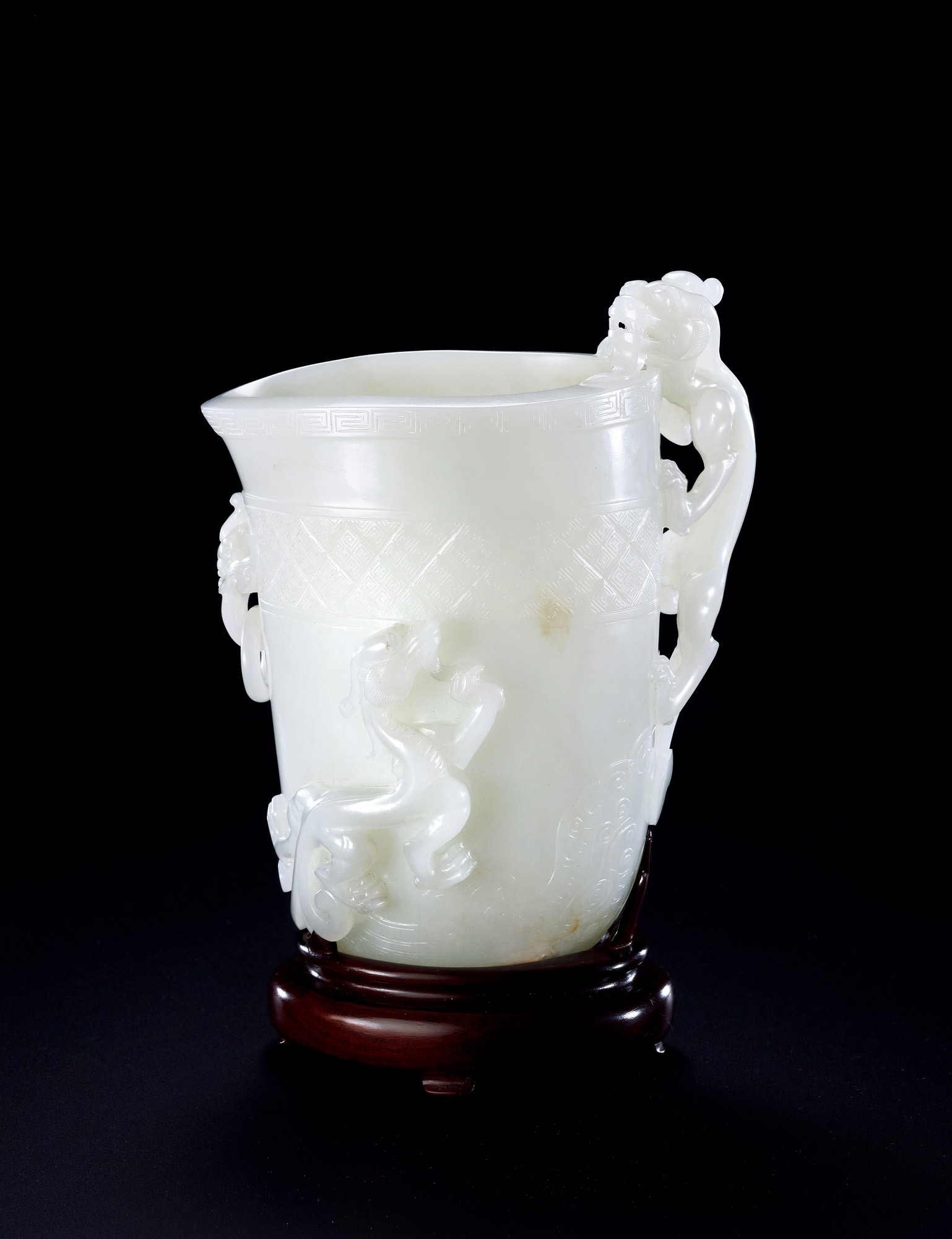 AN IMPERIAL MADE WHITE JADE‘DRAGON’LIBATION CUP