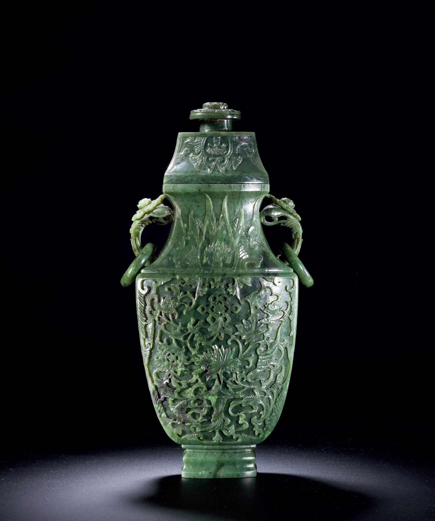 A SPINACH JADE‘LOTUS’VASE WITH COVER
